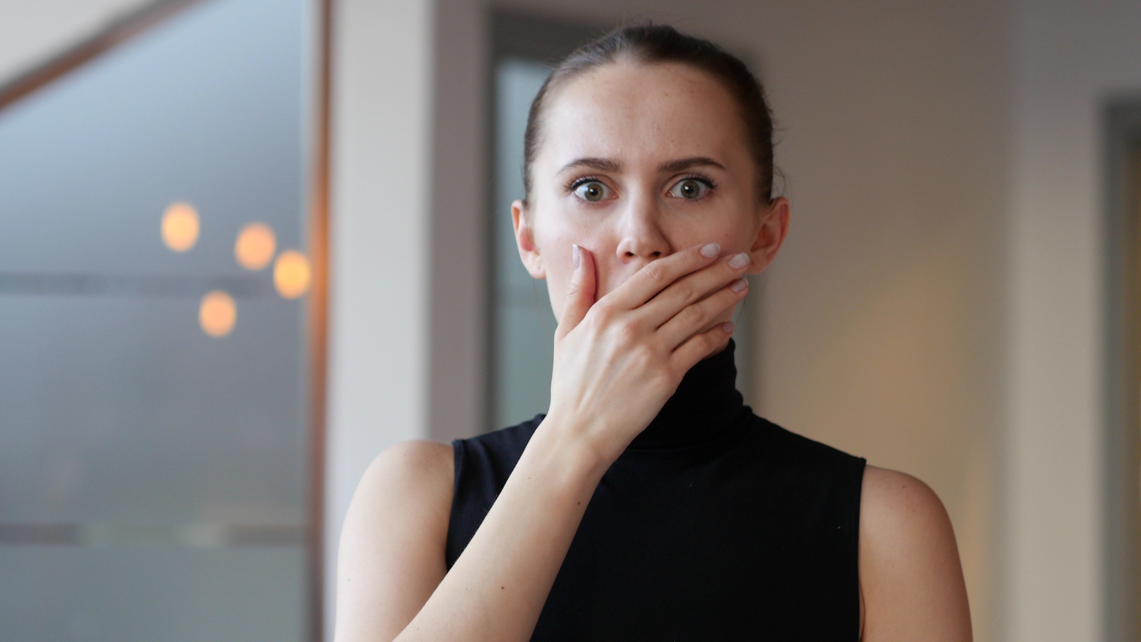Eine junge Frau schockiert | Quelle: Shutterstock