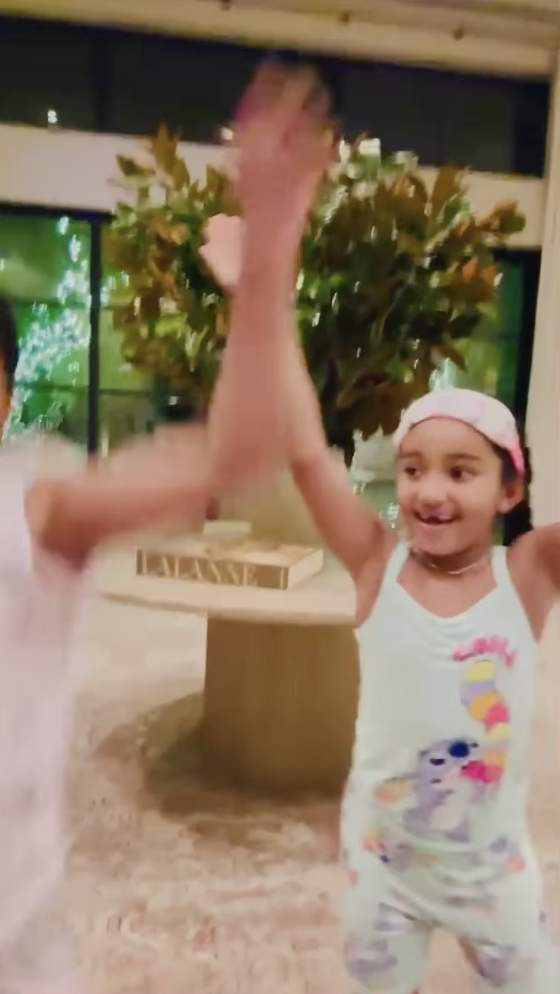 Chicago West, die glücklich mit Britney Spears während ihres Besuchs interagiert, aufgenommen am 15. November 2025. | Quelle: Instagram/britneyspears