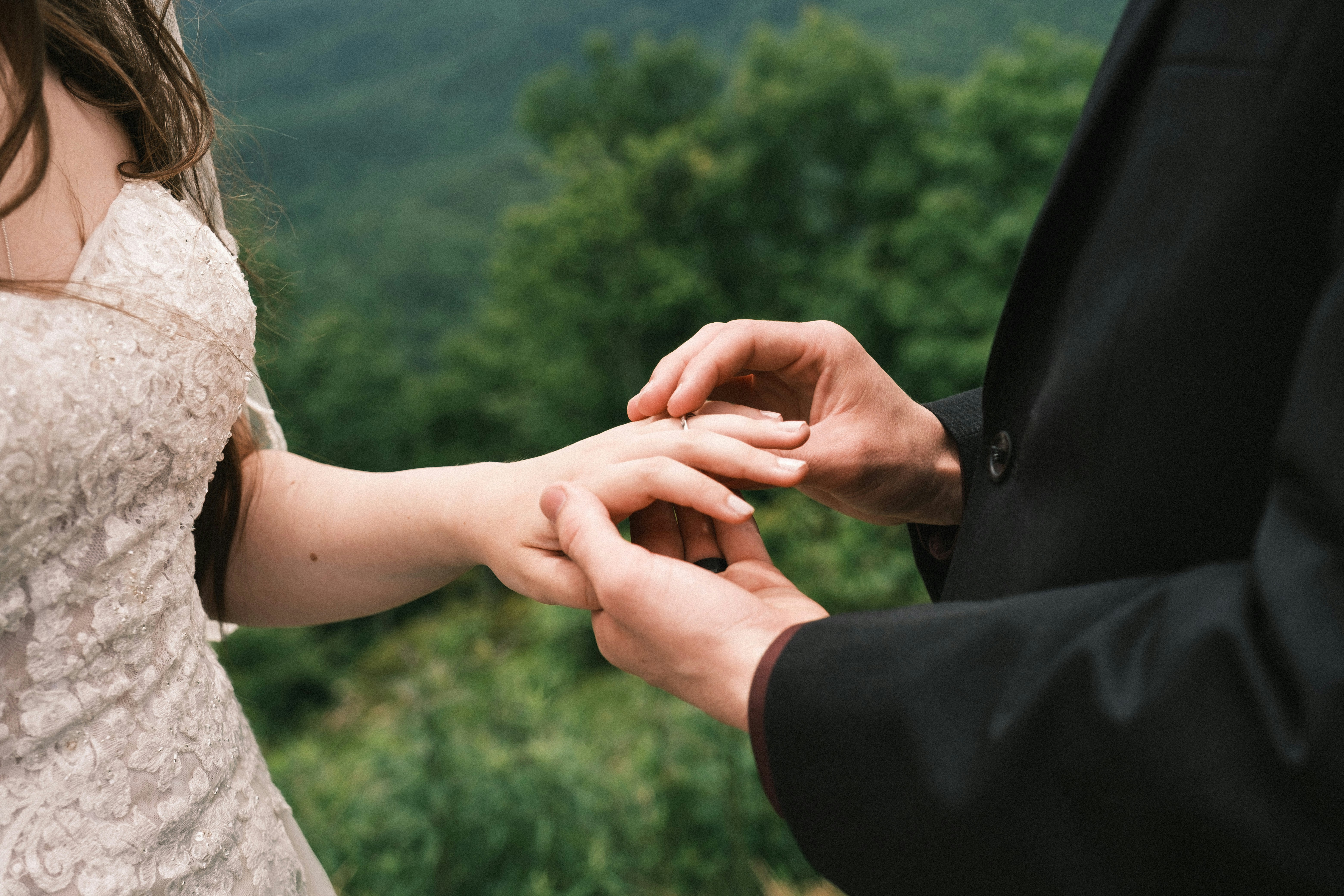Ein Mann steckt einer Frau einen Verlobungsring an den Finger | Quelle: Unsplash