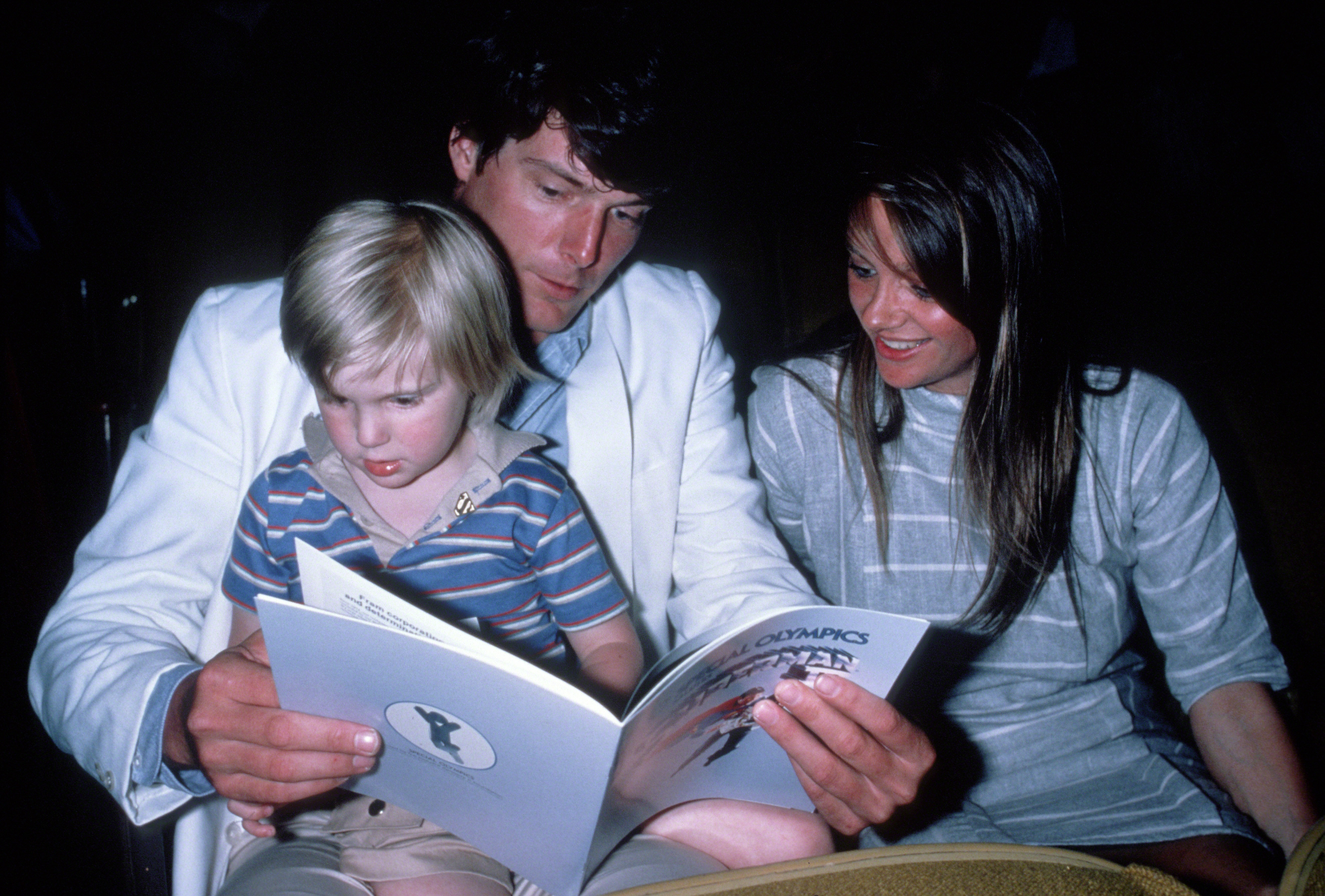 Christopher Reeve mit Sohn Matthew Reeve und Gae Exton um 1983 in New York City | Quelle: Getty Images