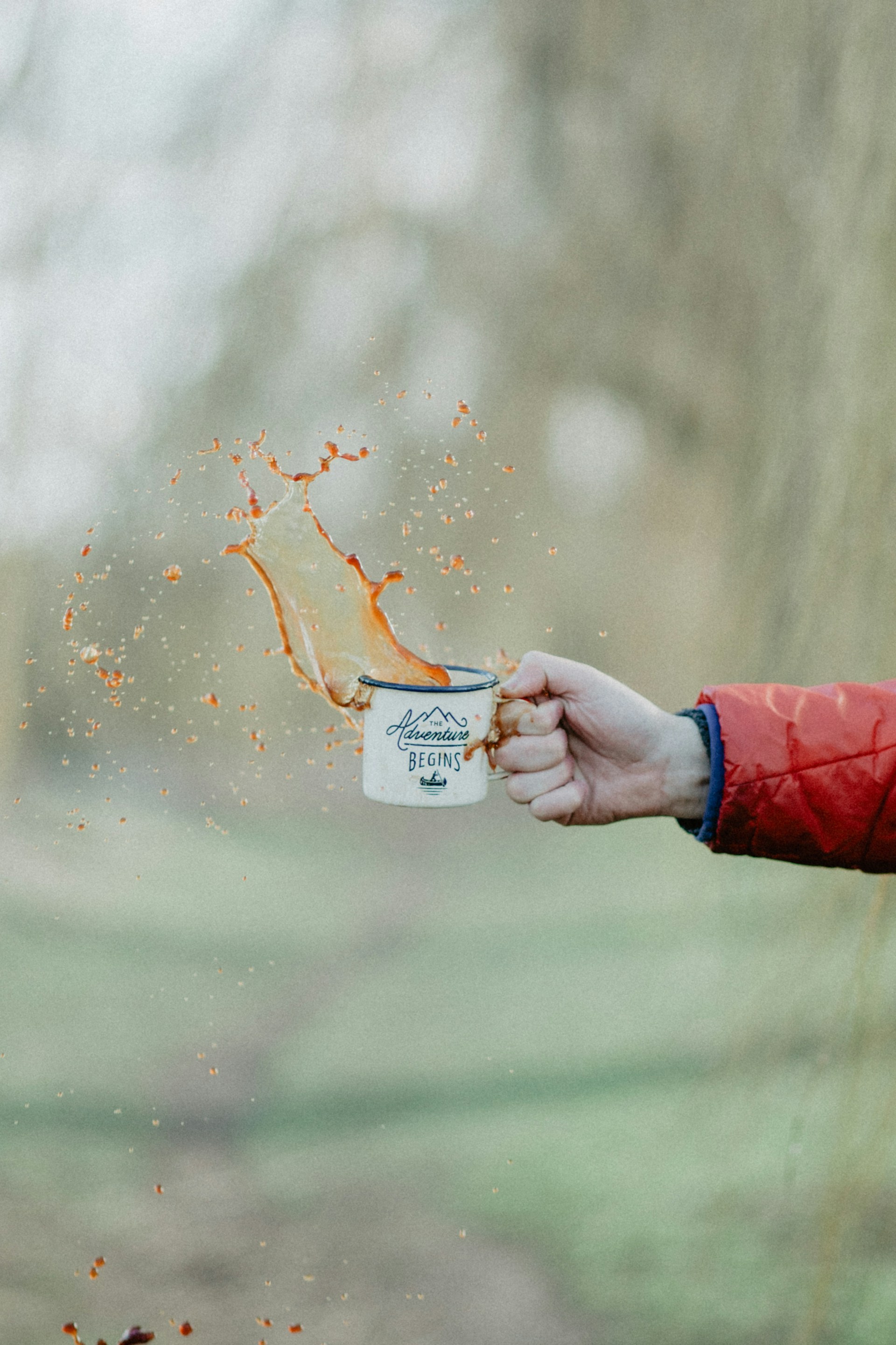 Eine Person, die Kaffee verschüttet | Quelle: Unsplash