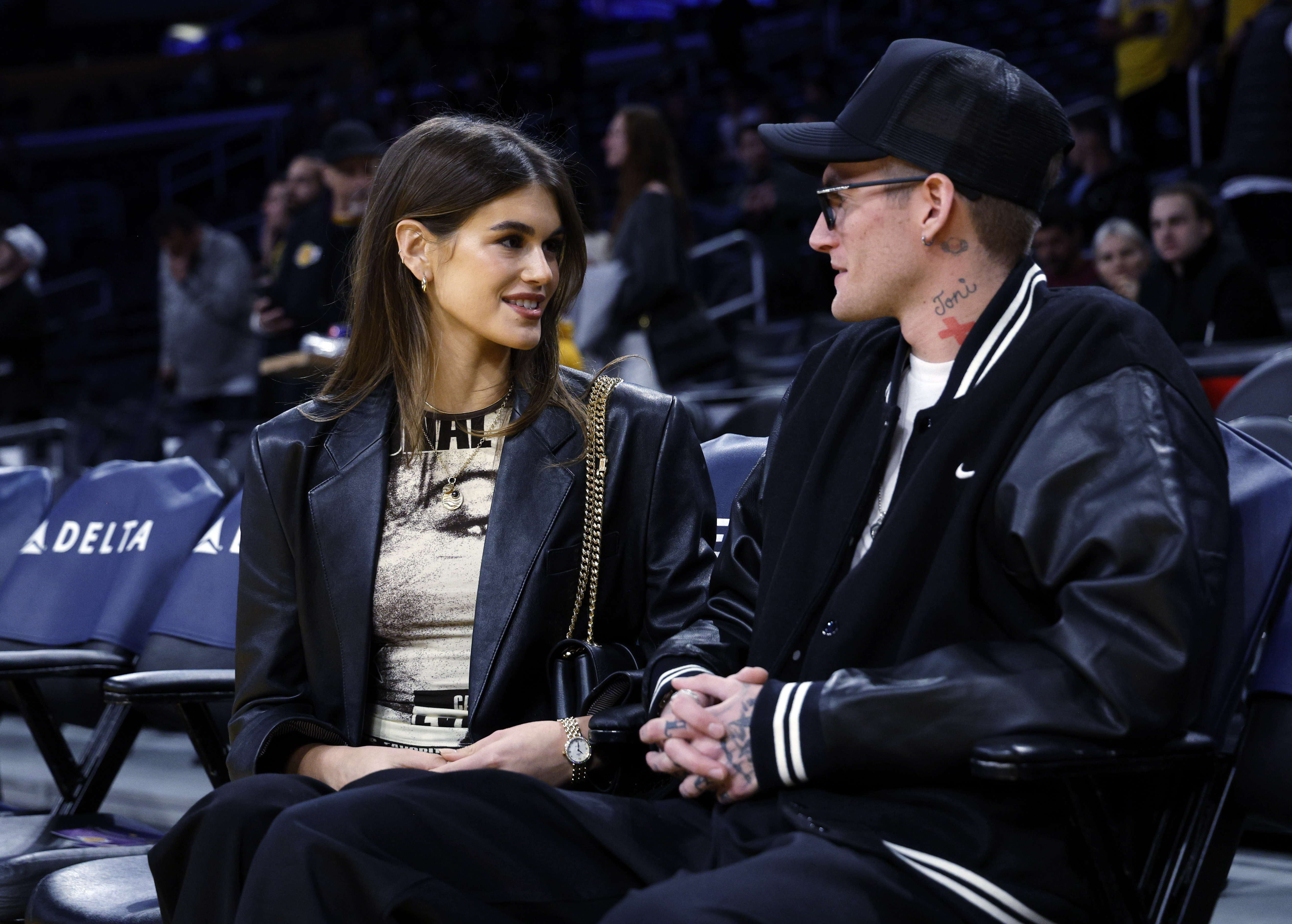 Kaia Gerber und ihr Bruder Presley Gerber besuchen am 23. Februar 2024 in Los Angeles, Kalifornien, das Basketballspiel zwischen den Los Angeles Lakers und den San Antonio Spurs in der Crypto.com Arena | Quelle: Getty Images