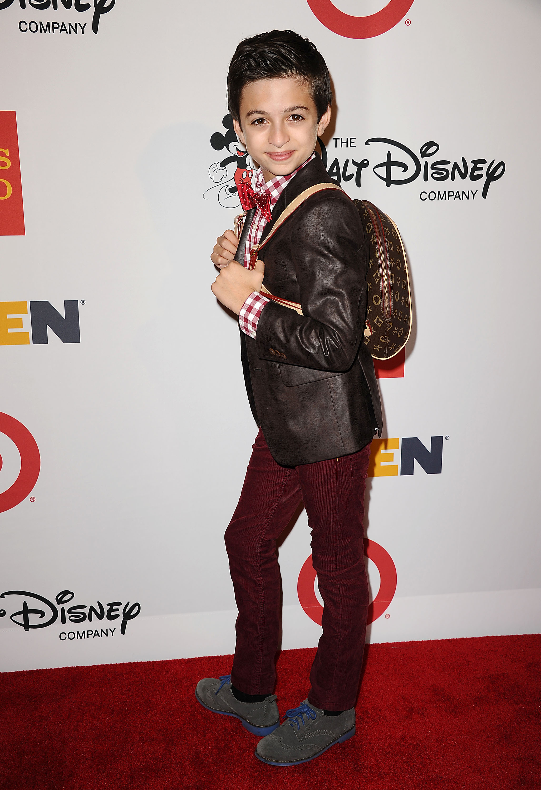 Sie posiert für ein Porträt bei der 9. jährlichen Verleihung der GLSEN Respect Awards und präsentiert dabei dasselbe schicke Outfit mit einem gepflegt gestylten Kurzhaarschnitt und einer gemusterten Fliege. | Quelle: Getty Images