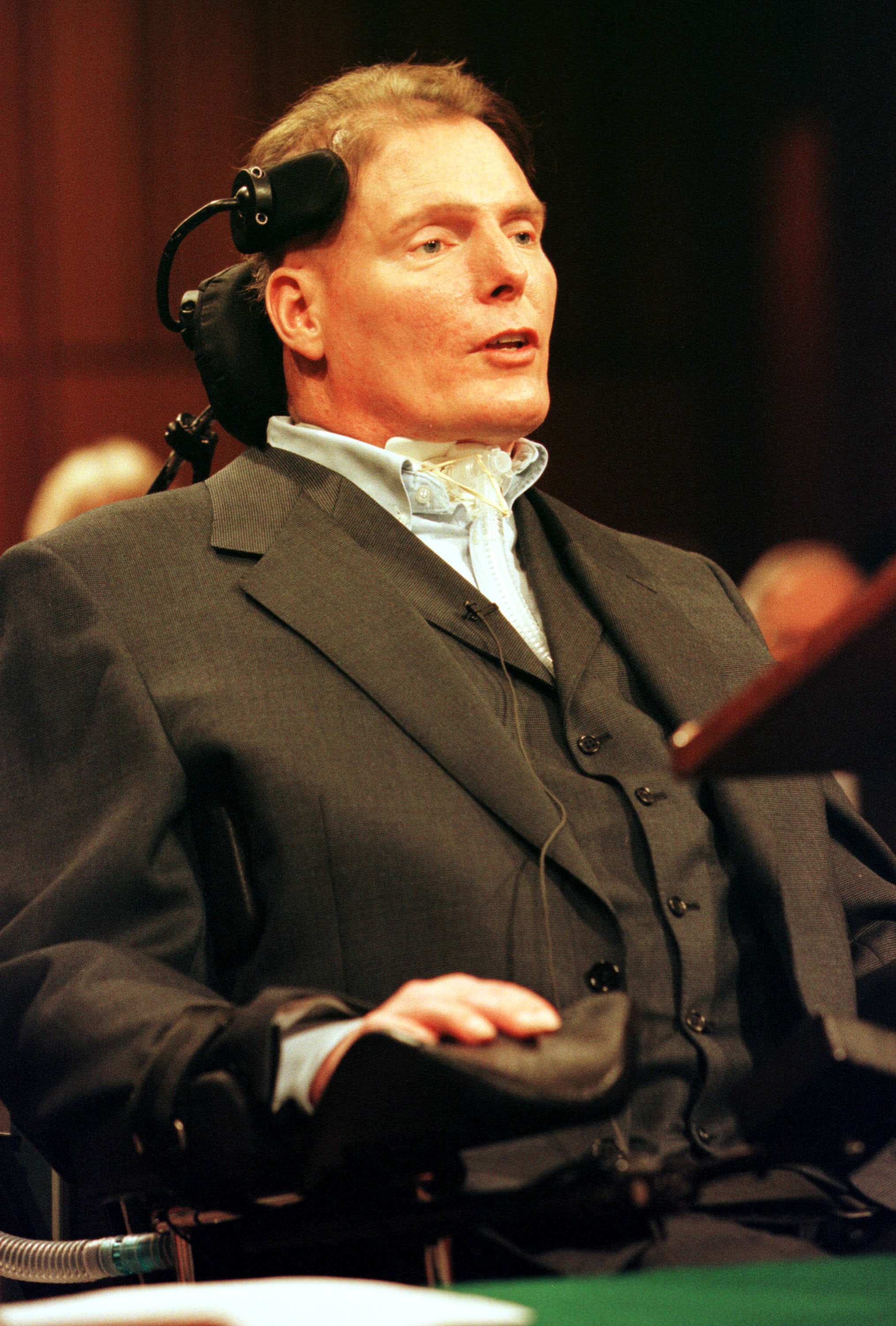 Christopher Reeve sagt während einer Anhörung zur Stammzellenforschung am 26. April 2000 auf dem Capitol Hill in Washington, D.C. aus | Quelle: Getty Images