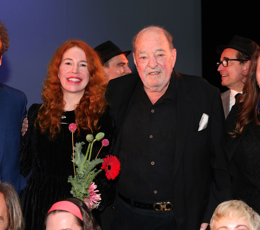 Laura Siegel und Ralph Siegel bei der Premiere des Musicals „Ein bißchen Frieden“ im Deutschen Theater am 9. Mai 2024 in München | Quelle: Getty Images