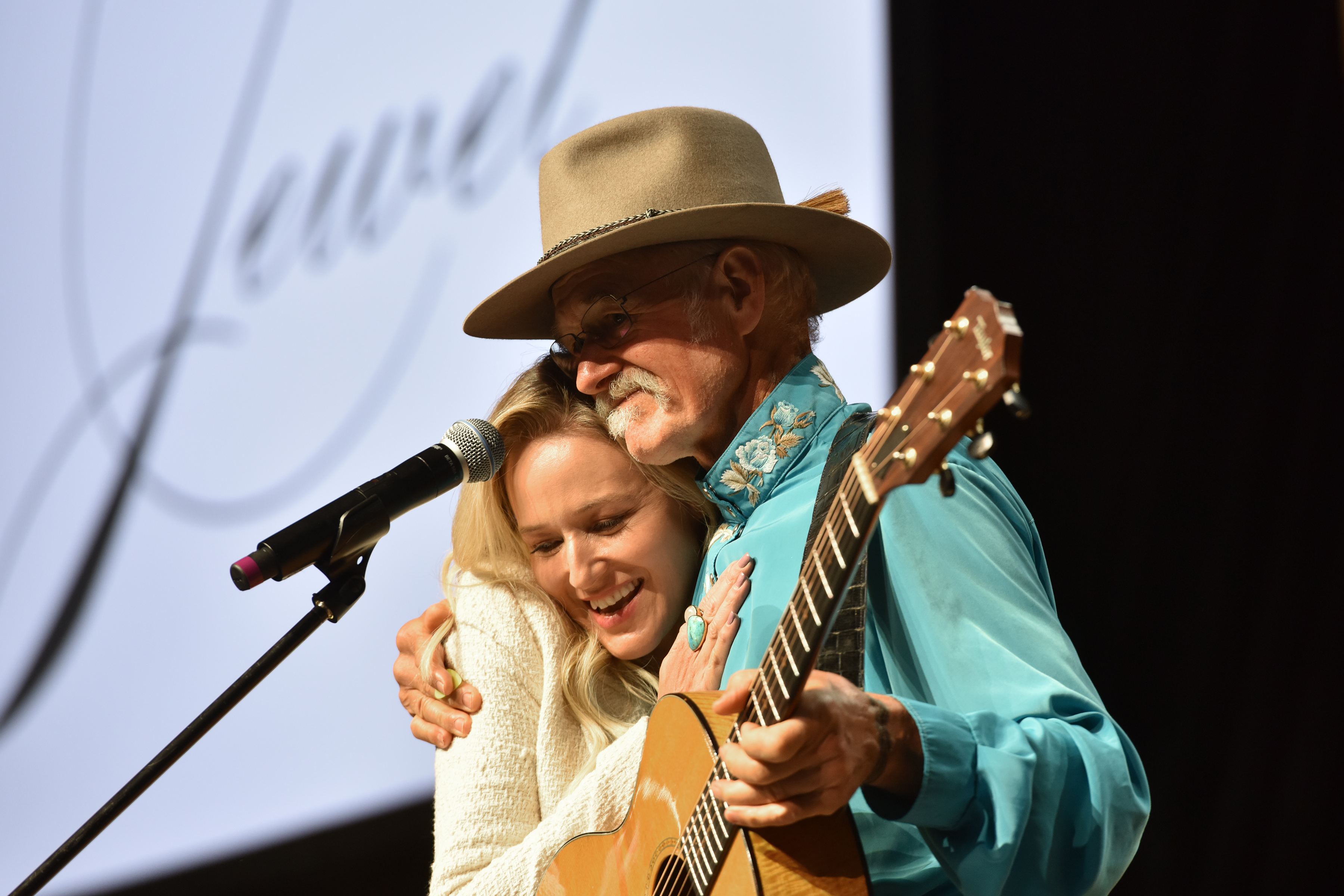 Jewel mit ihrem Vater, Atz Kilcher, auf der Bühne während des ersten Tages des Wellness Your Way Festivals in Denver, Colorado, am 16. August 2019. | Quelle: Getty Images