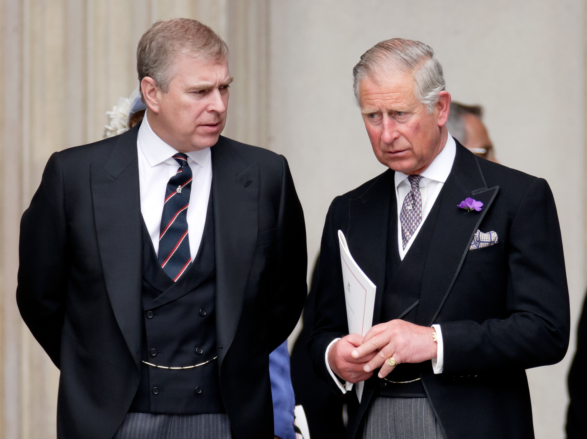 Andrew Mountbatten-Windsor und König Charles nehmen am 5. Juni 2012 in der St. Paul's Cathedral in London, England, an einem Dankgottesdienst zum Diamantenen Thronjubiläum von Königin Elisabeth II. teil. | Quelle: Getty Images