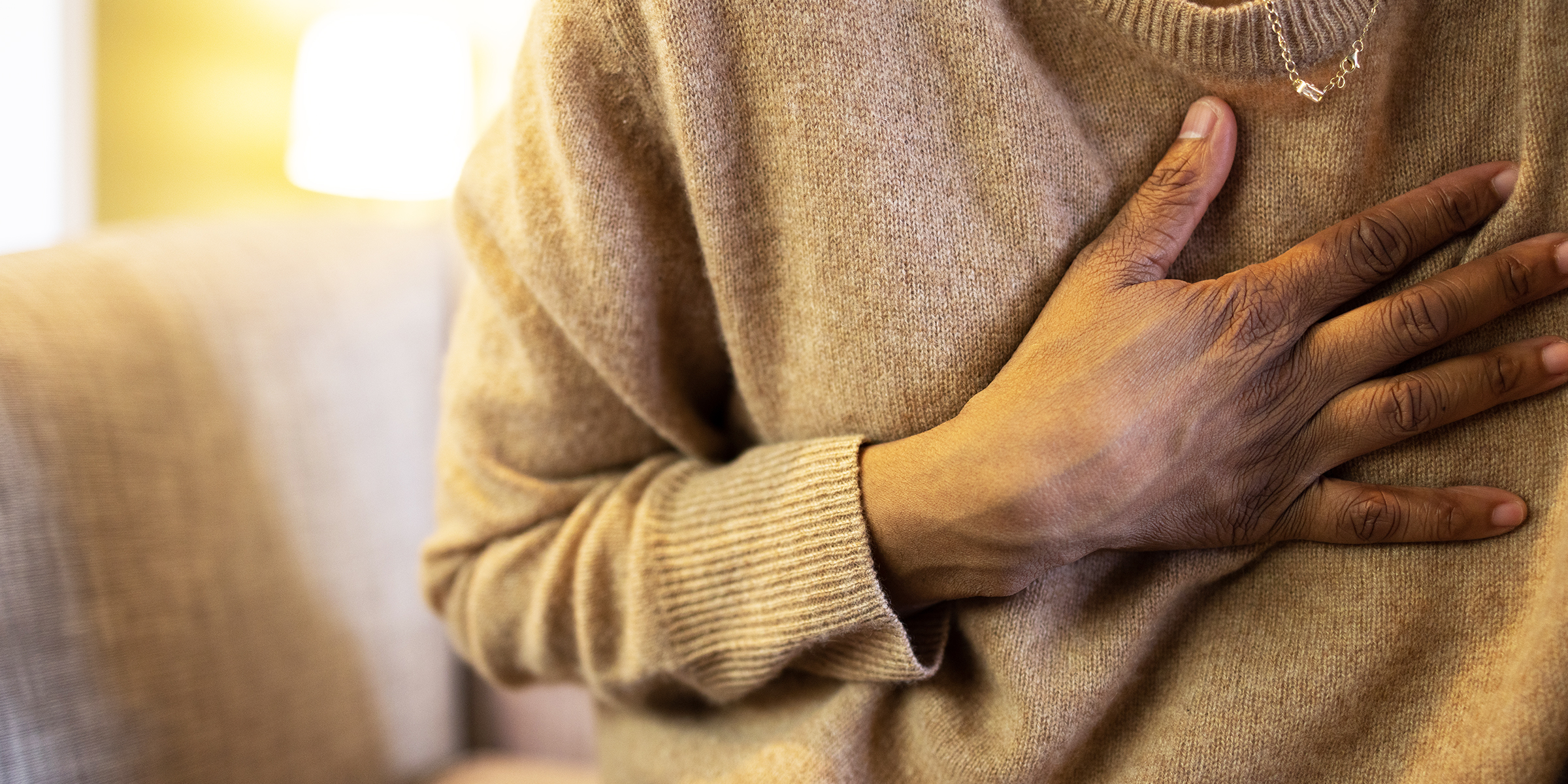 Eine Person mit einer Hand auf ihrer Brust | Getty Images