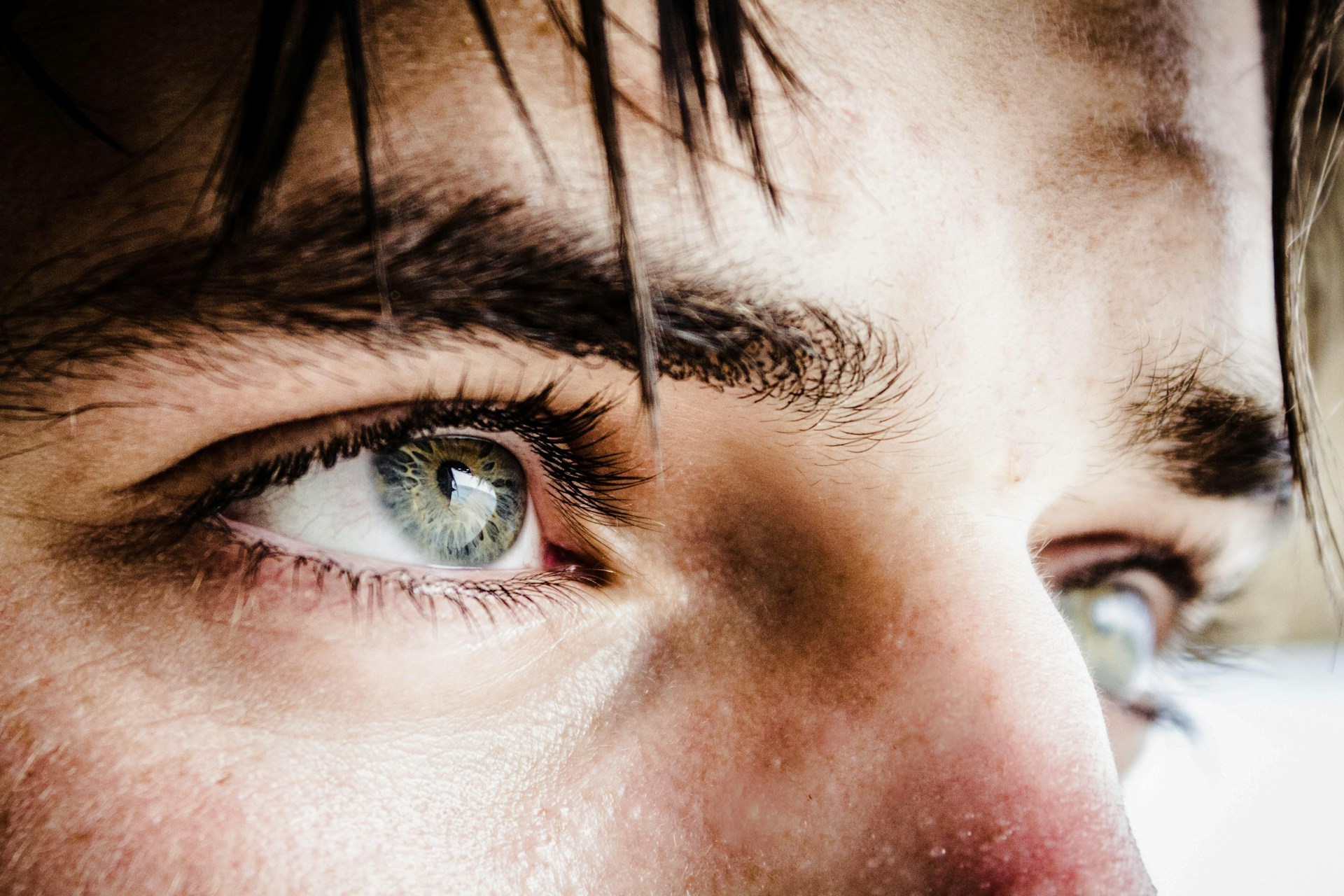 Die Augen eines Mannes voller Niederlagen und Traurigkeit | Quelle: Unsplash