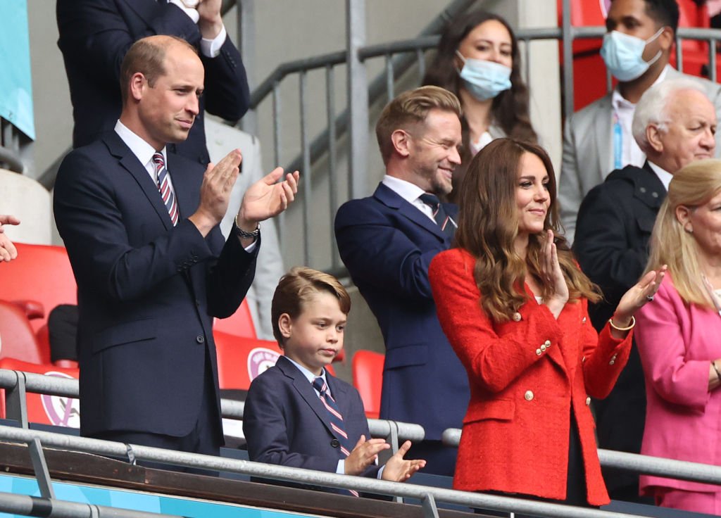 Prinz William mit seiner Frau Kate und ihrem Sohn Prinz George auf der Tribüne am 29. Juni 2021, Großbritannien, London | Quelle: Getty Images