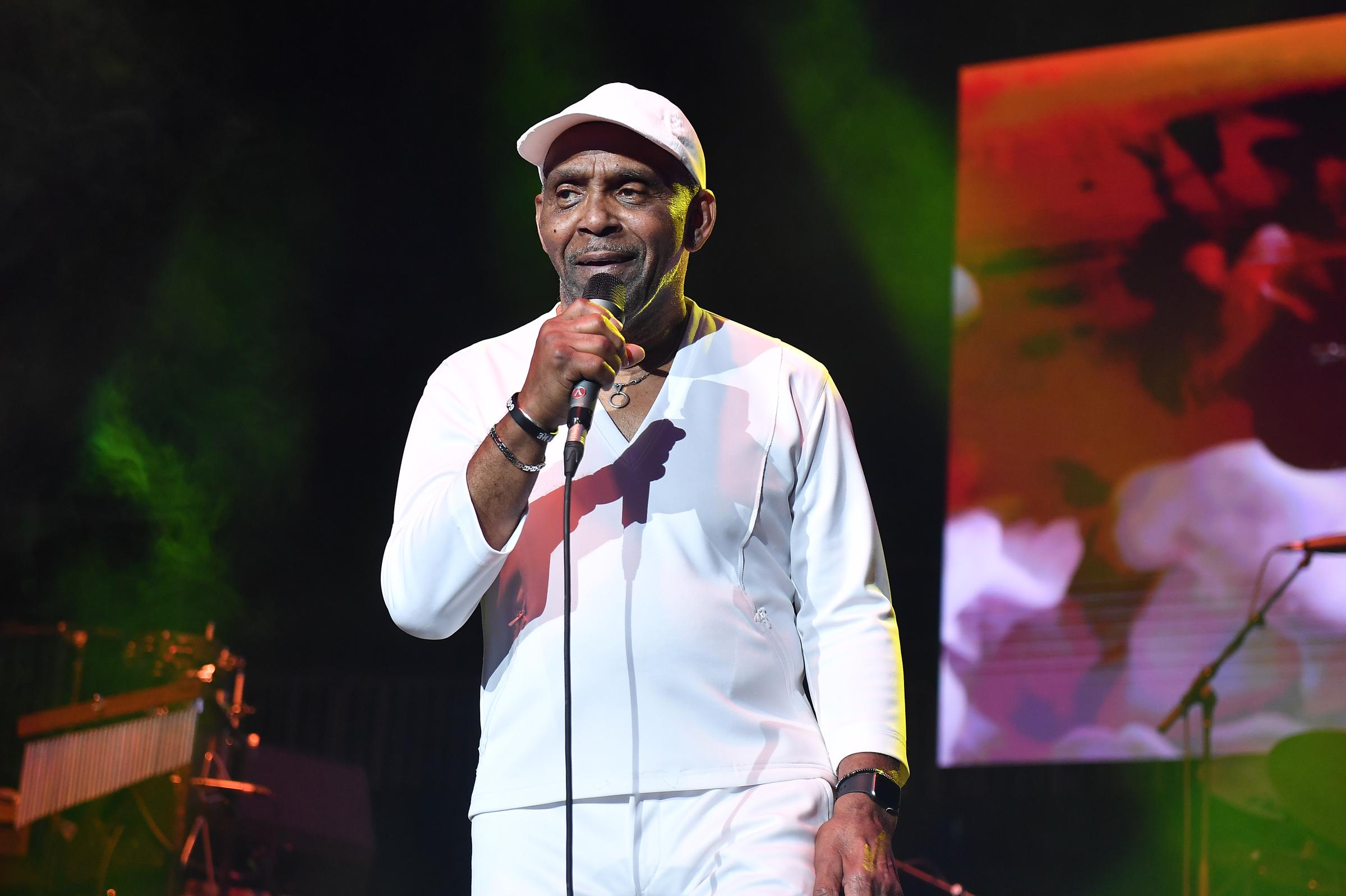 Frankie Beverly von Frankie Beverly and Maze performt auf der Bühne während der Frankie Beverly and Maze Farewell Tour in Atlanta, Georgia, am 22. März 2024 | Quelle: Getty Images