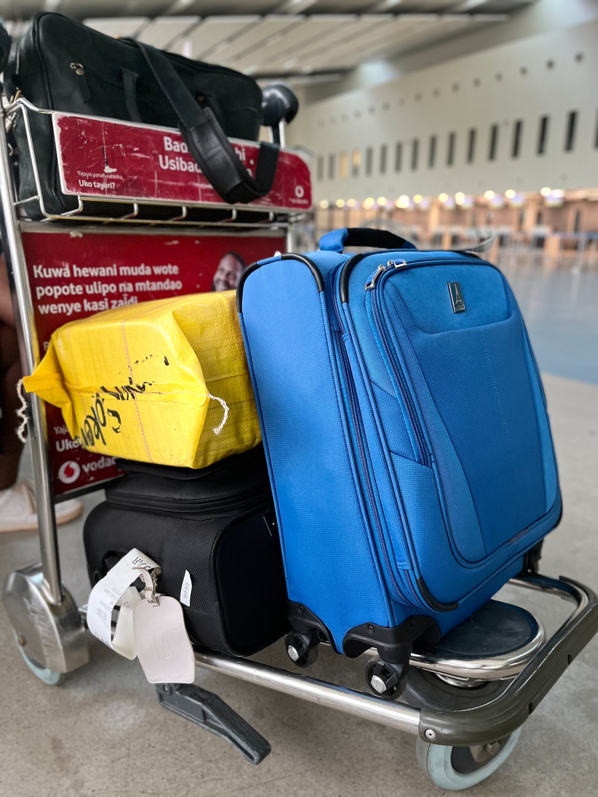 Gepäck auf einem Trolley an einem Flughafen | Quelle: Pexels