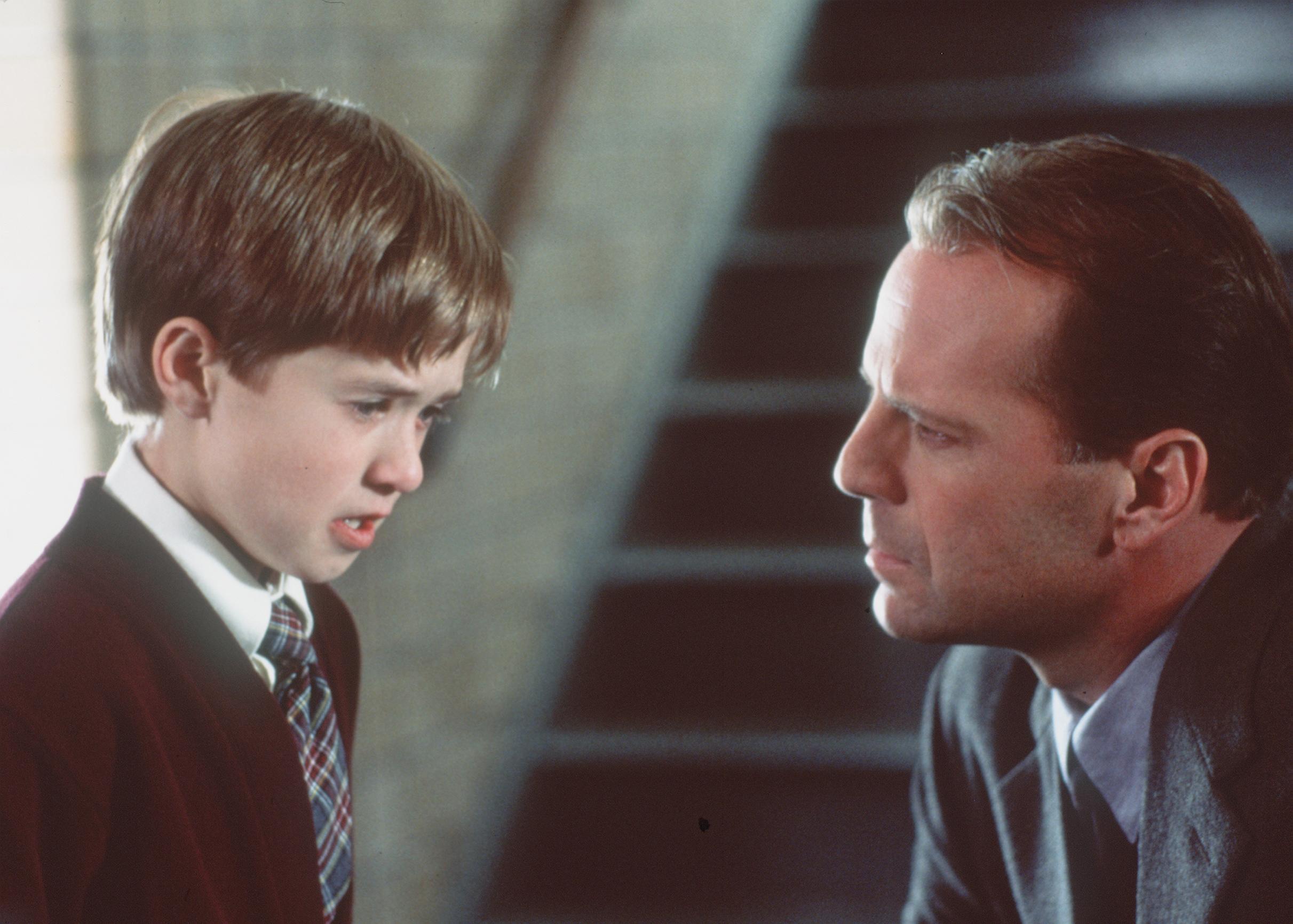 Wunderkind und Bruce Willis am Set von "The Sixth Sense", 1999 | Quelle: Getty Image