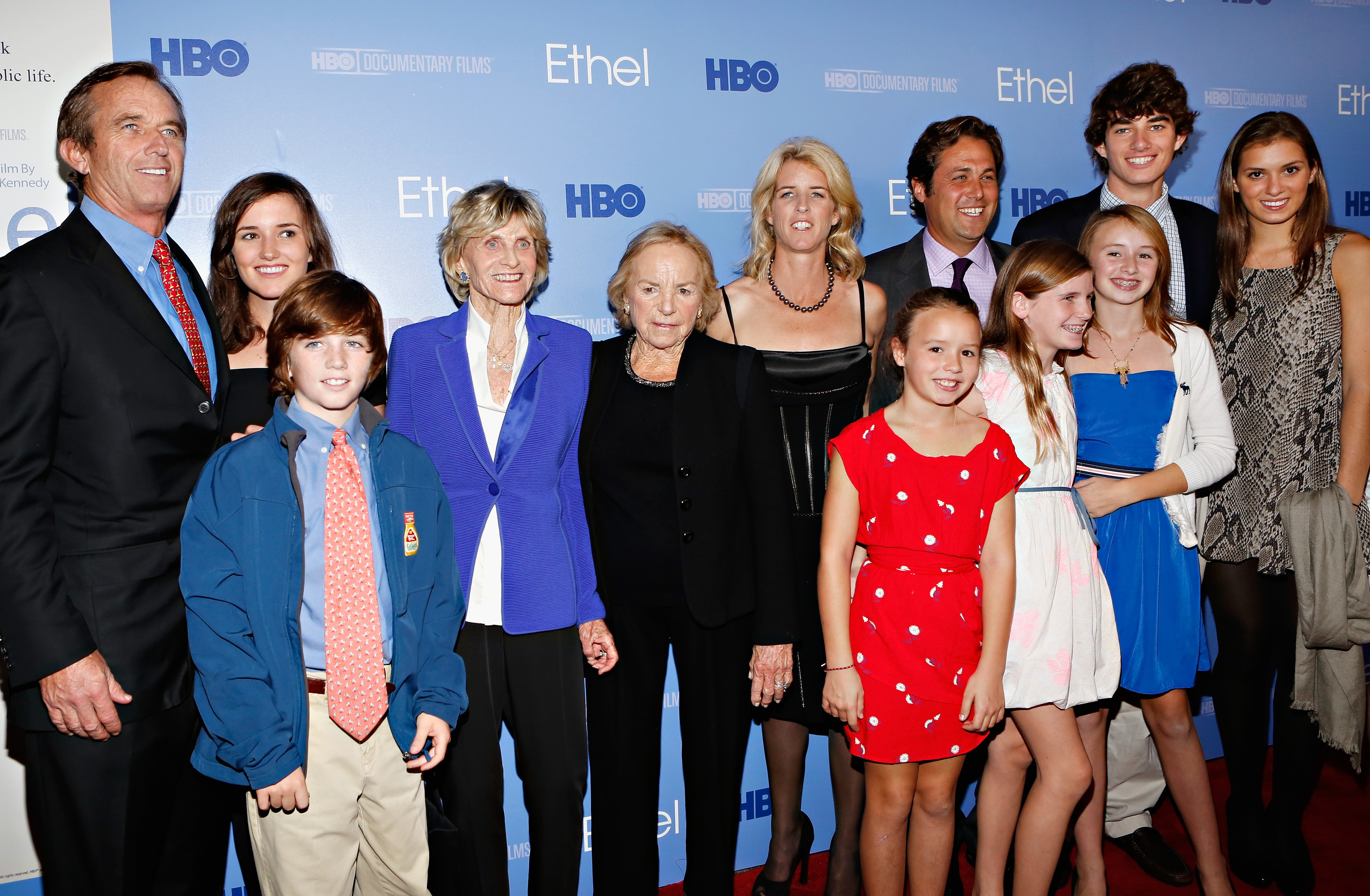 Robert Kennedy Jr. (L), Jean Kennedy-Smith (4. v. l.), Ethel Kennedy, Rory Kennedy, Mark Bailey (2. Reihe, 3. v. r.), Conor Kennedy und Mitglieder der Kennedy-Familie bei der Premiere von "Ethel" in New York City, am 15. Oktober 2012 | Quelle: Getty Images