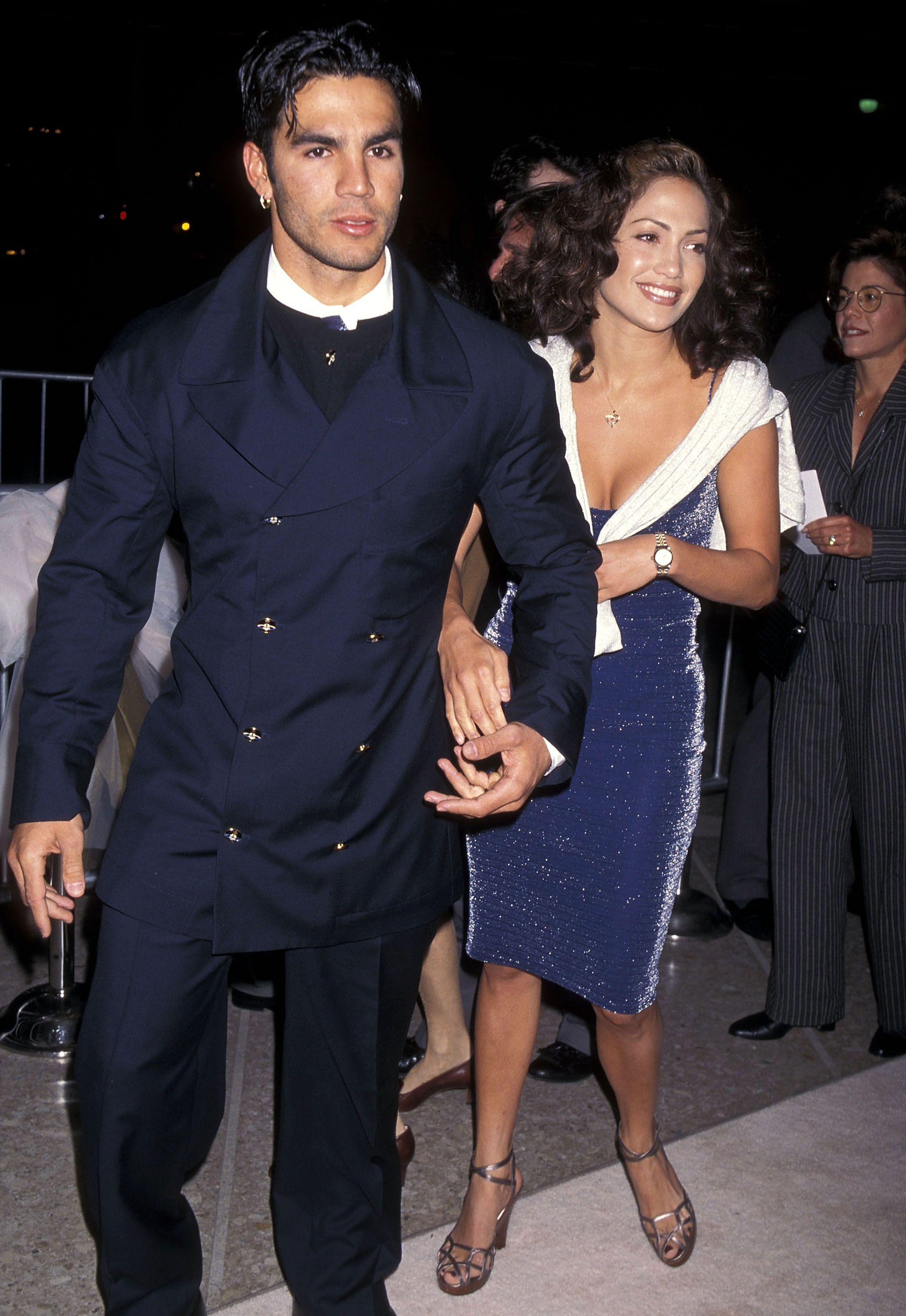 Jennifer Lopez und Ojani Noa besuchen die "That Old Feeling" Century City Premiere am 31. März 1997 im Cineplex Odeon Century Plaza Cinemas in Century City, Kalifornien. | Quelle: Getty Images