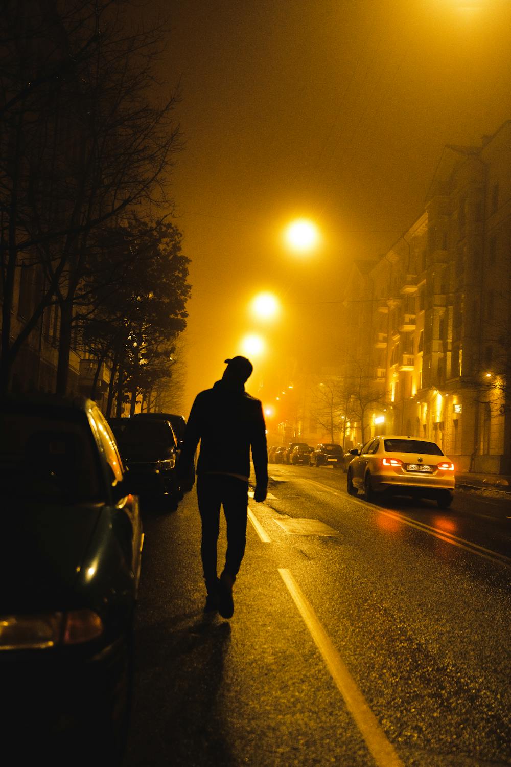 Ein Mann, der sich bei Nacht einem Auto nähert | Quelle: Pexels