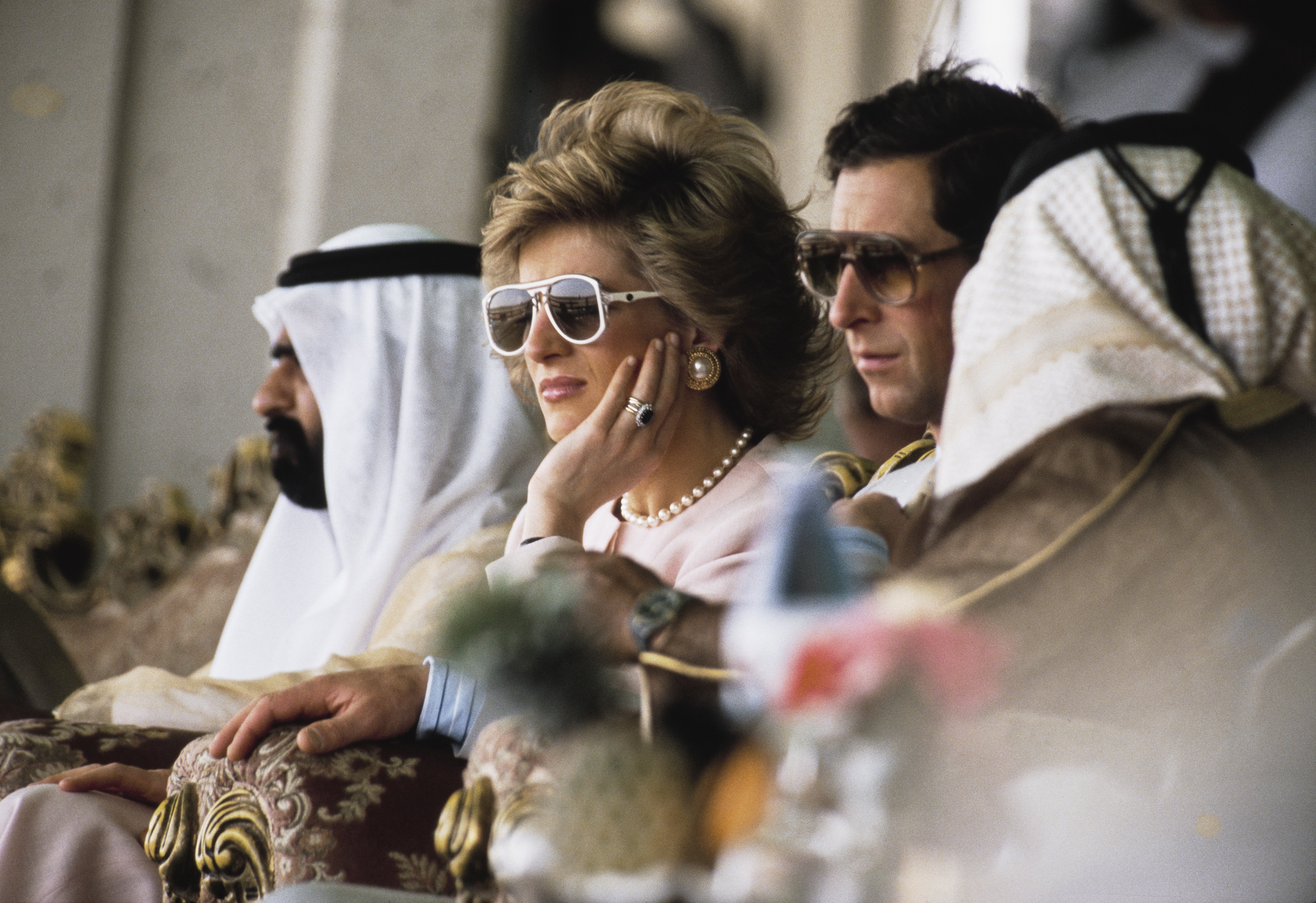 Foto von Prinzessin Diana und Prinz Charles bei einem Kamelrennen in Abu Dhabi im März 1989 | Quelle: Getty Images