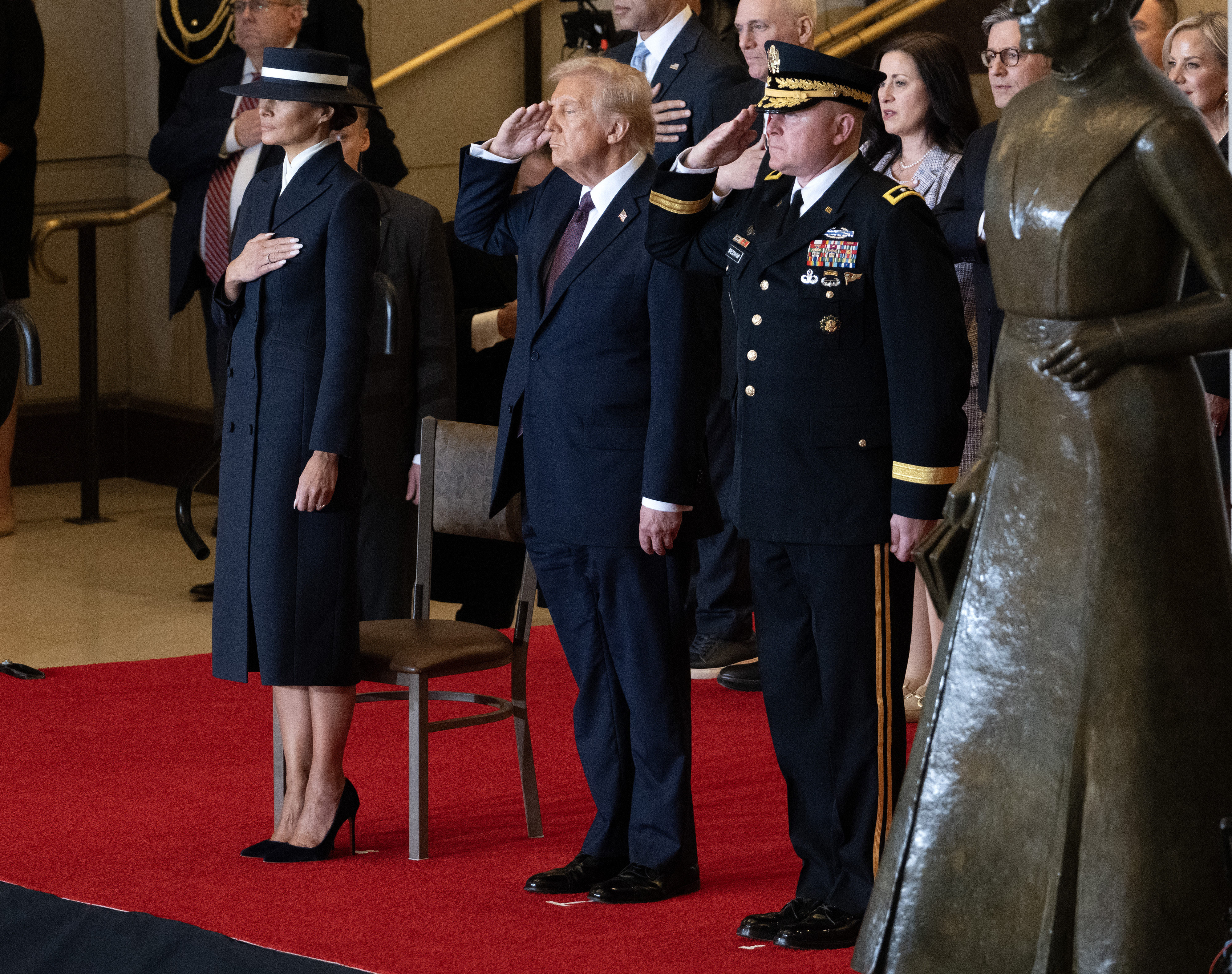 Melania Trump mit ihrer Hand auf der Brust und Donald Trump beim Salutieren während der Reviewing the Troops Ceremony. | Quelle: Getty Images