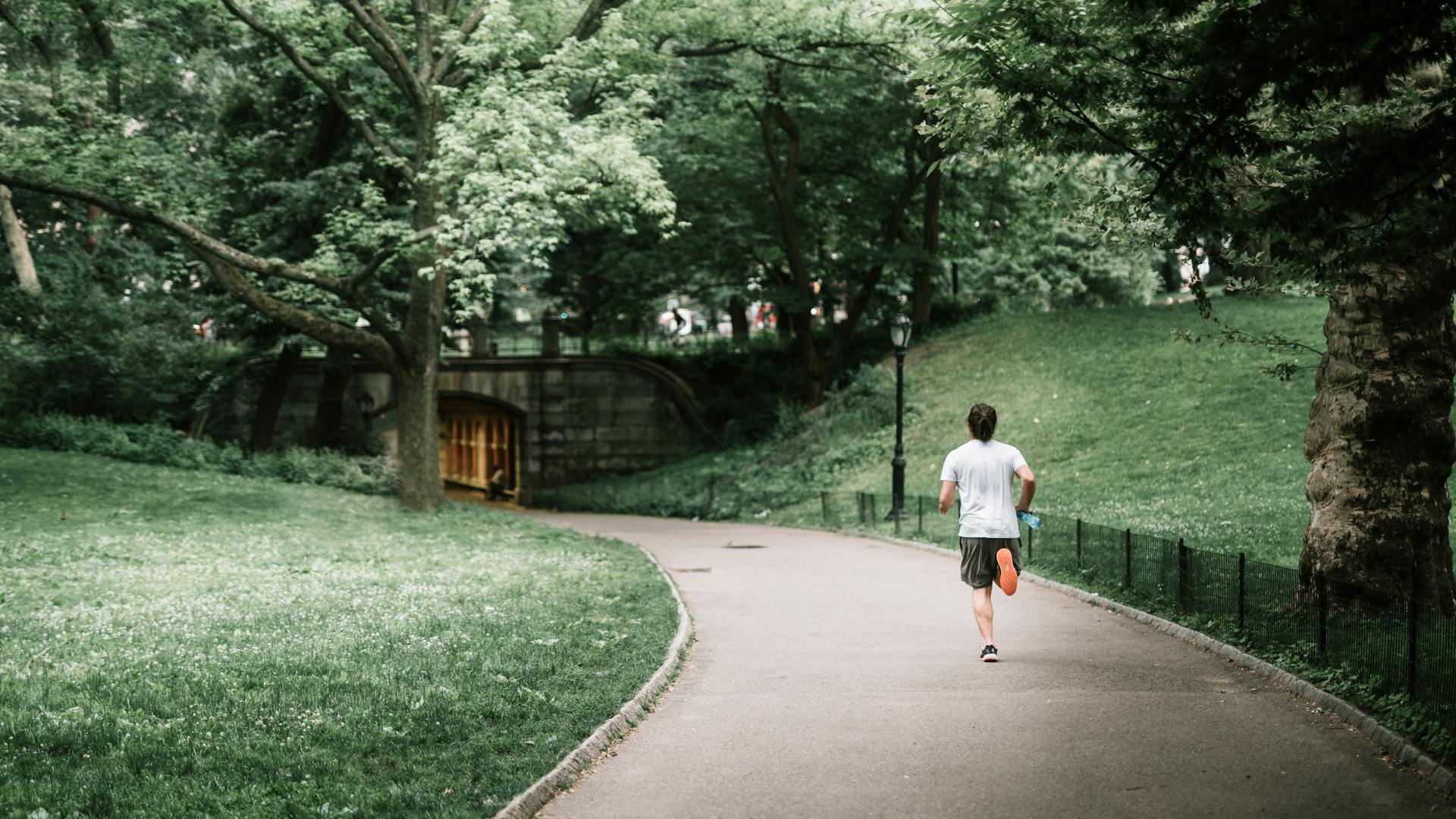 Ein Mann joggt auf der Straße | Quelle: Pexels