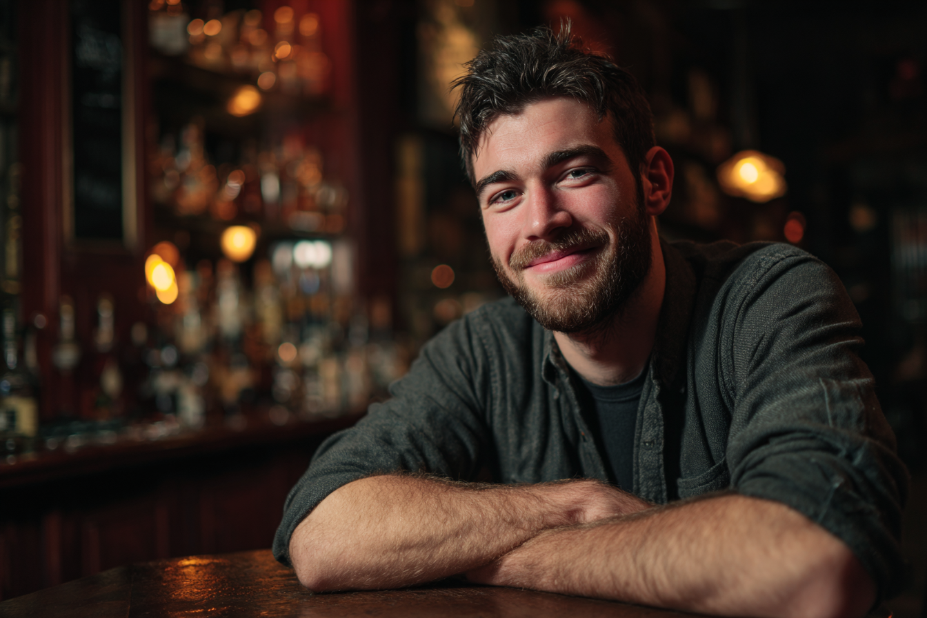 Ein Mann in einer Bar, der jemanden anlächelt | Quelle: Midjourney
