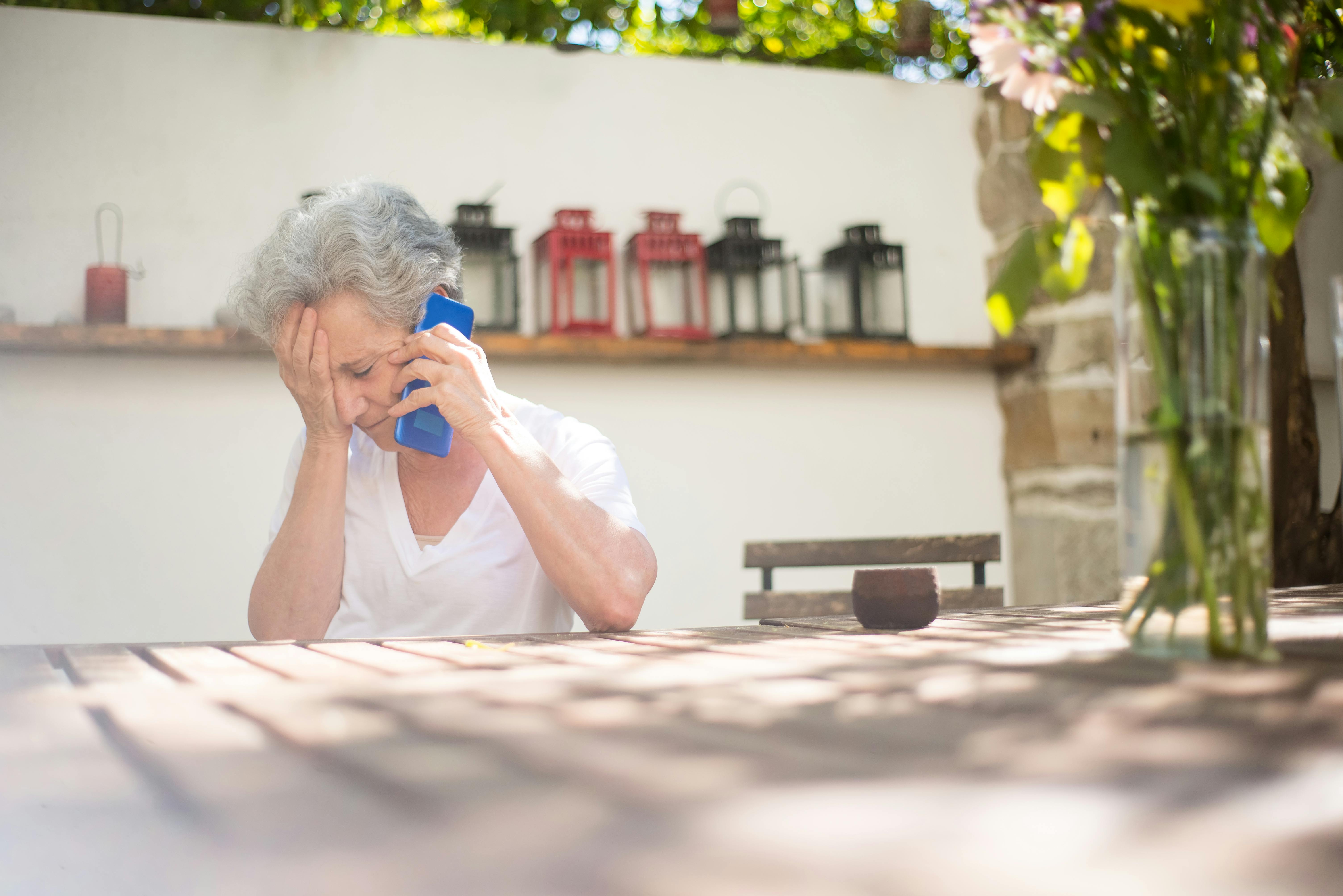 Eine aufgebrachte Frau, die mit jemandem am Telefon spricht | Quelle: Pexels