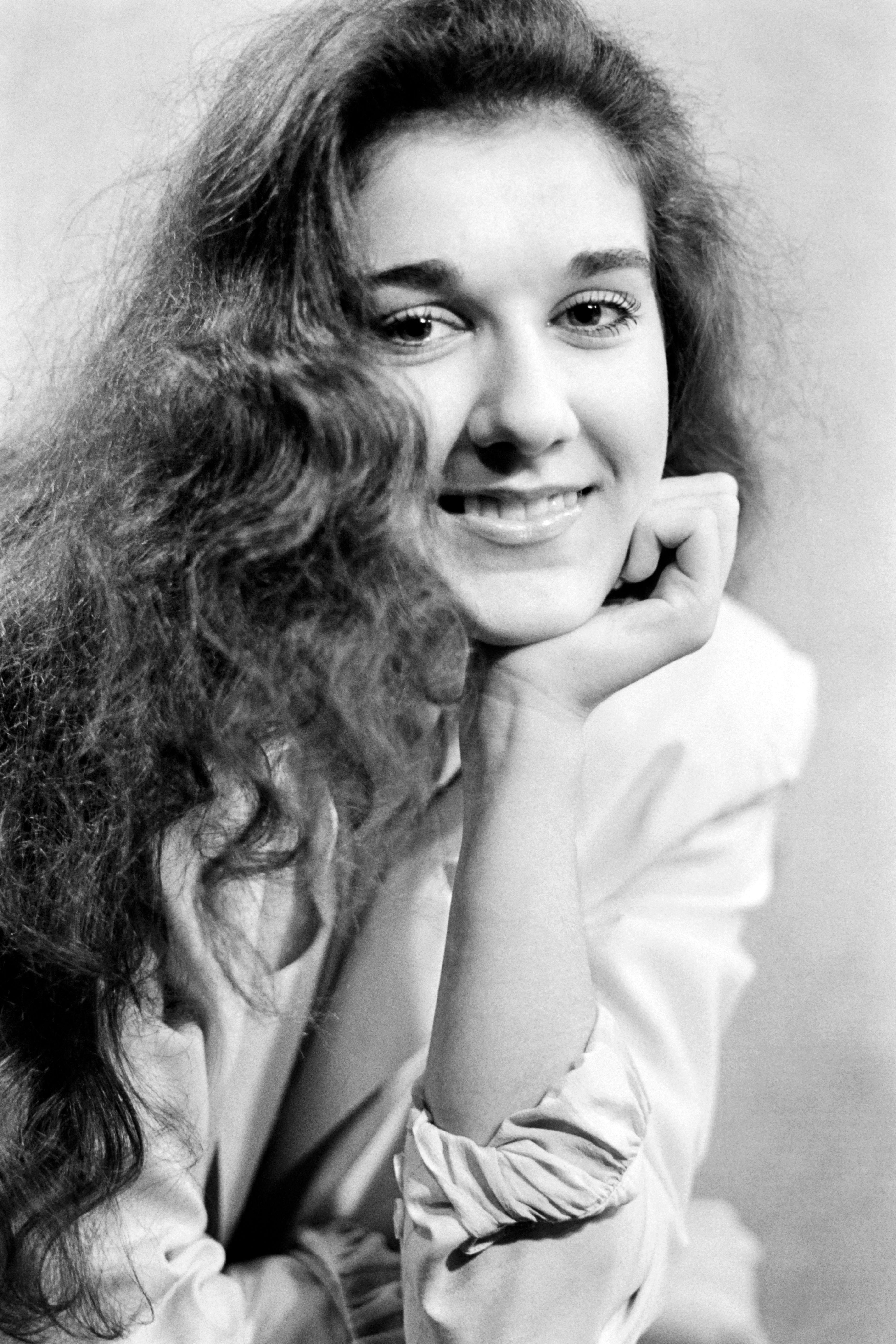 Céline Dion posiert für ein Porträt im Alter von 16 Jahren am 7. November 1984. | Quelle: Getty Images