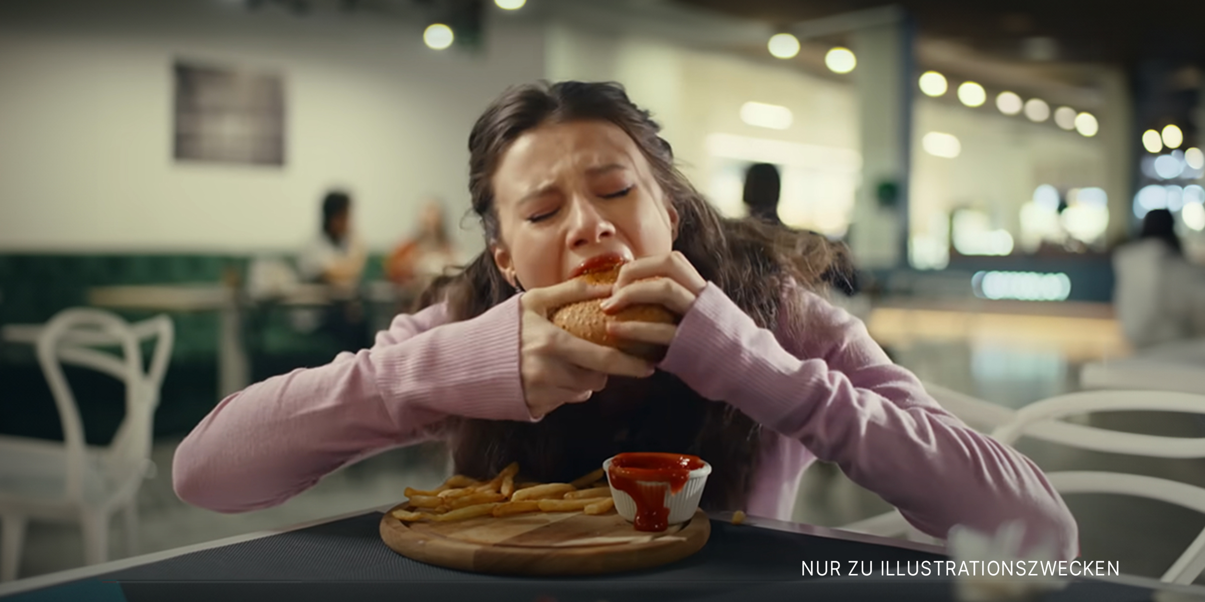 Mädchen isst hektisch einen Burger | Quelle: YouTube/LoveBuster
