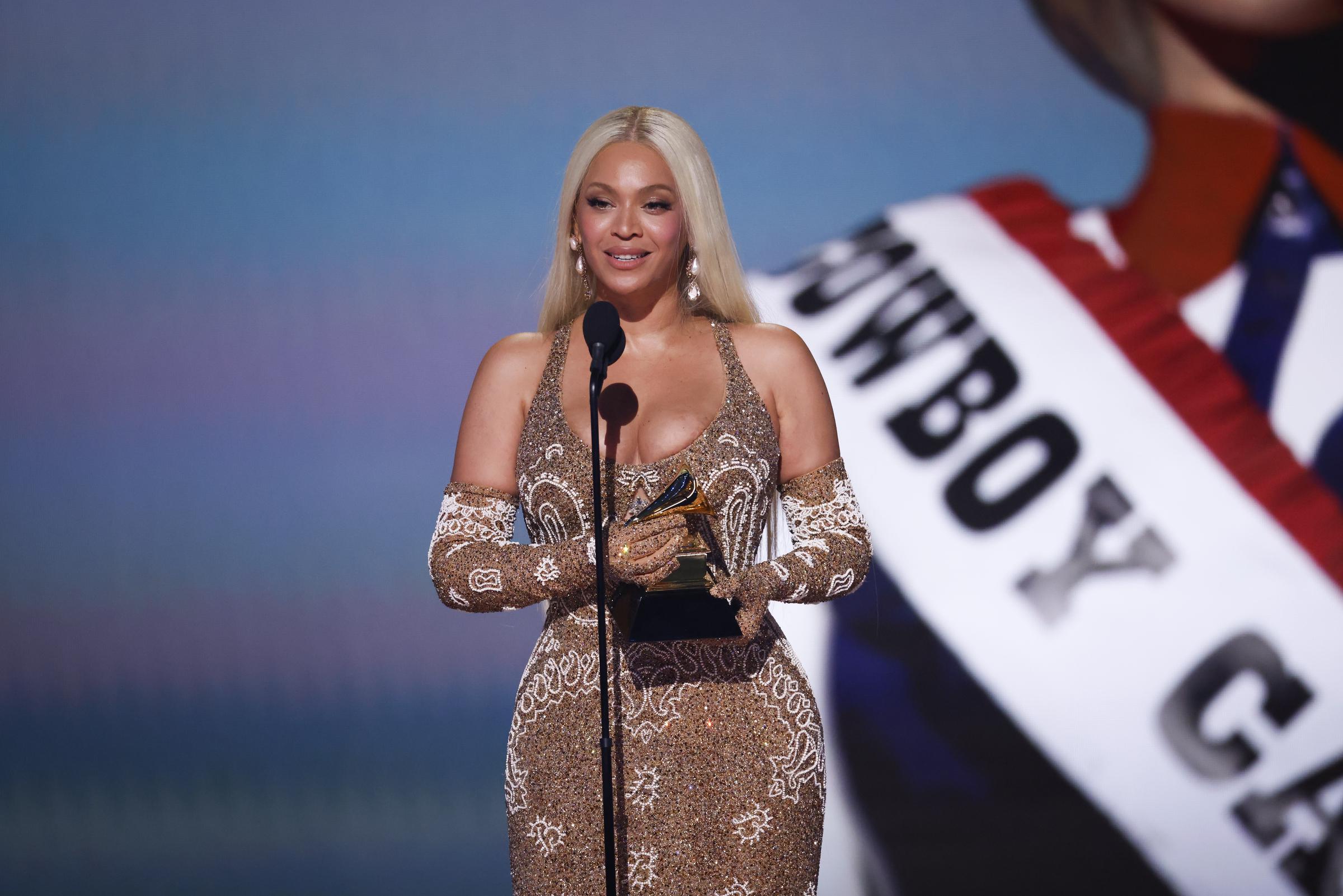 Beyoncé hält ihre Dankesrede nach dem Gewinn des Preises für das beste Country-Album für „Cowboy Carter“ auf der Bühne während der 67. jährlichen Grammy Awards in Los Angeles, Kalifornien | Quelle: Getty Images