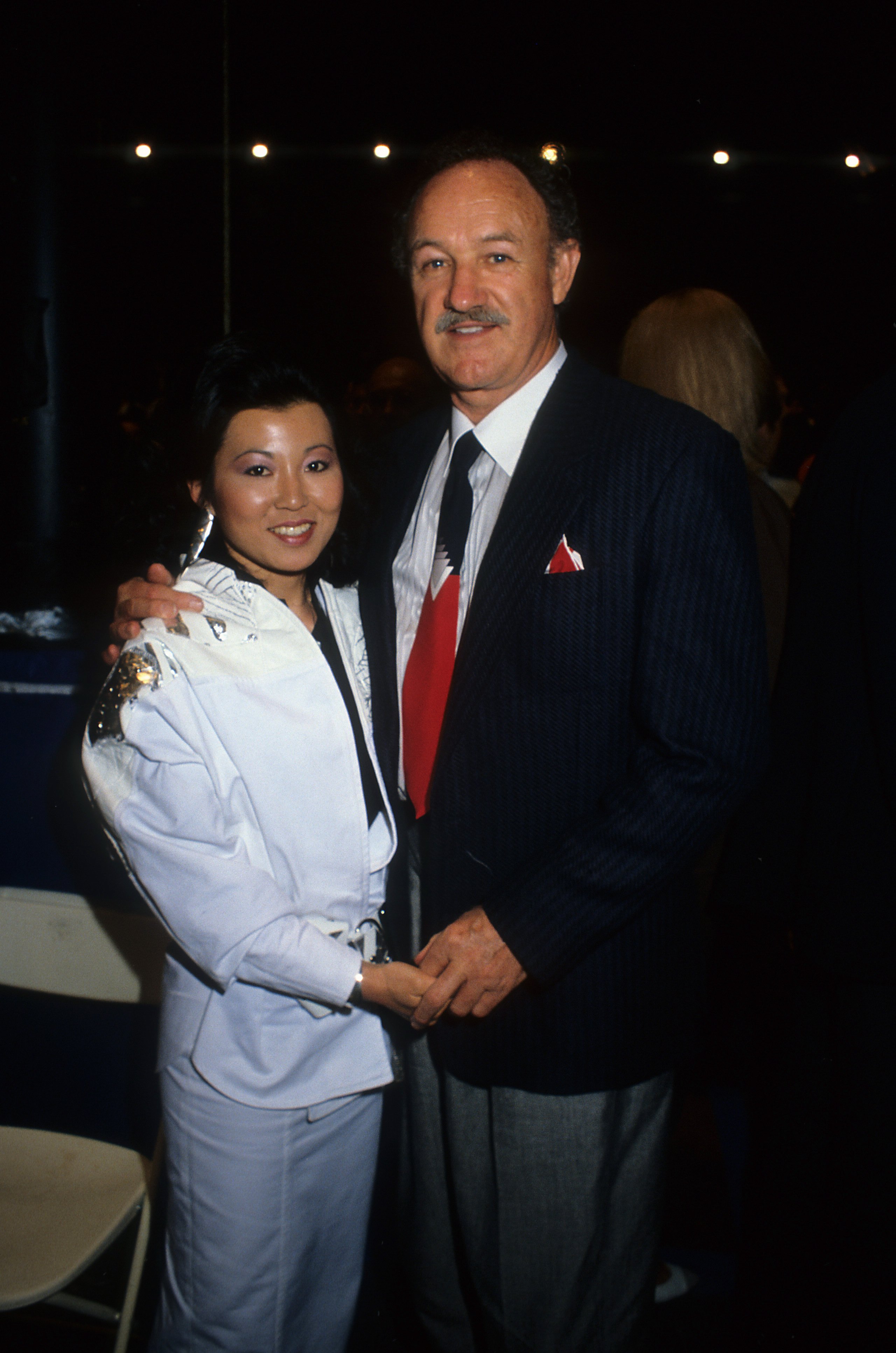 Der Schauspieler Gene Hackman und seine Frau Betsy Arakawa posieren 1986 in Los Angeles, Kalifornien, für ein Porträt | Quelle: Getty Images