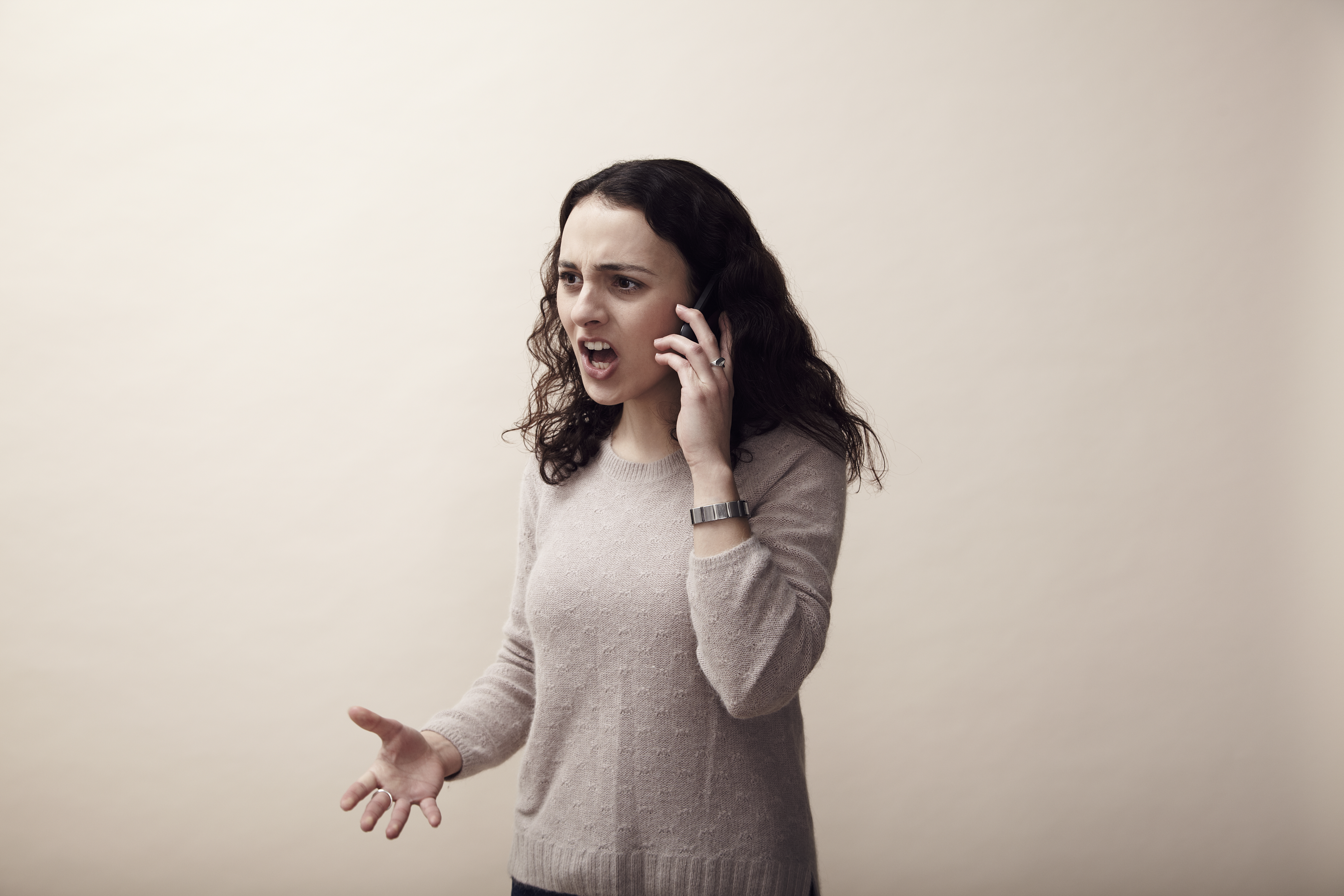 Eine wütende Frau bei einem Telefonat | Quelle: Getty Images