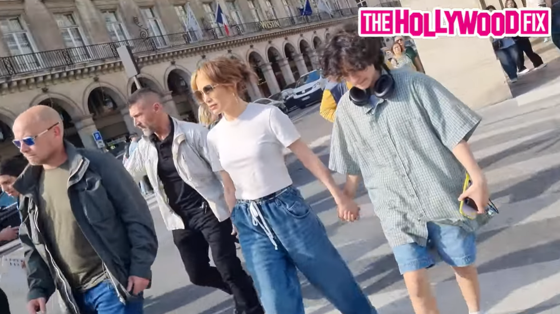 Jennifer Lopez und Emme Muñiz gehen in einem Video vom 12. Mai 2024 mit einem Sicherheitsdienst in Paris, Frankreich, spazieren. | Quelle: YouTube/TheHollywoodFix