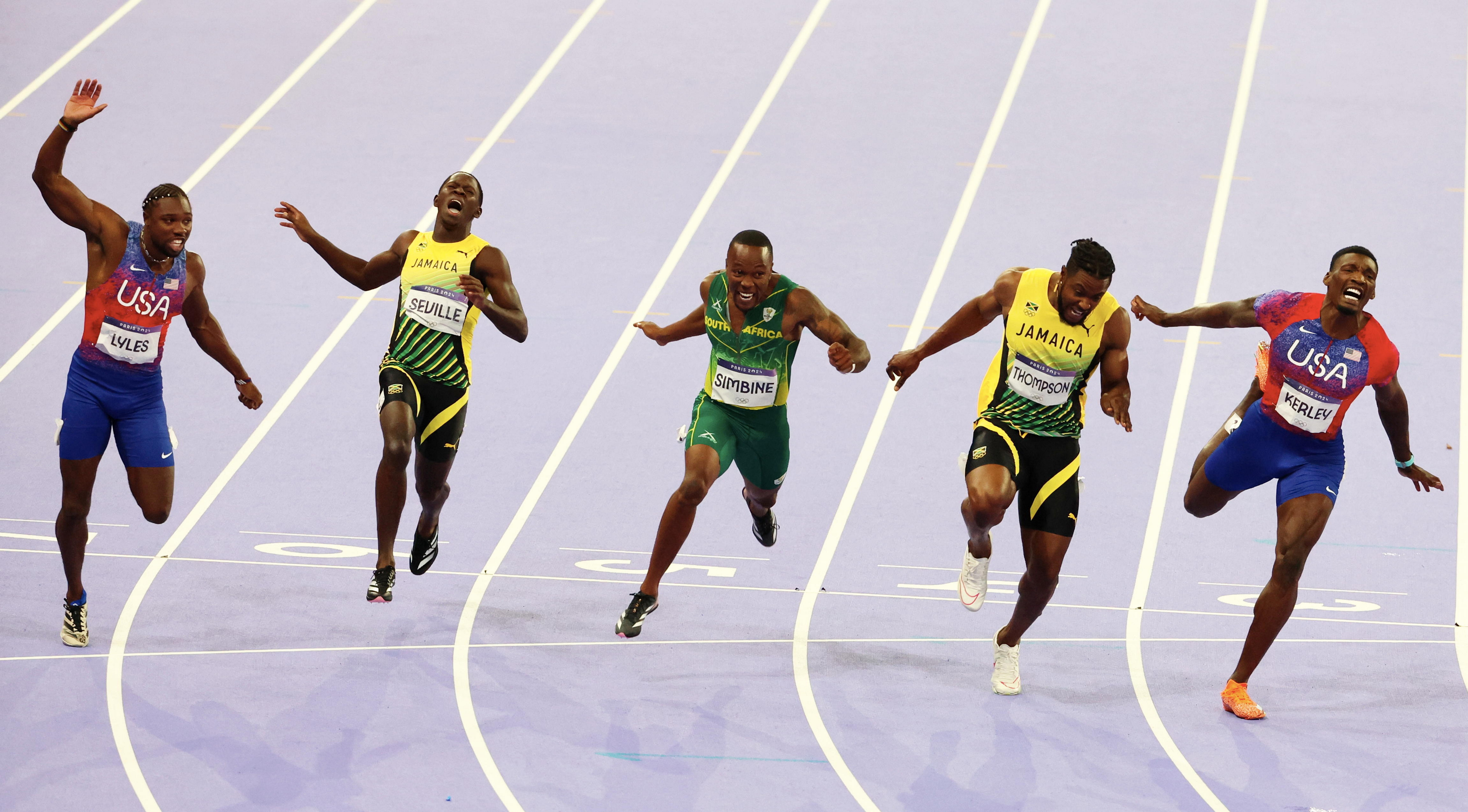 Noah Lyles, Oblique Seville, Akani Simbine und Kishane Thompson überqueren die Ziellinie während des 100-m-Finales der Männer bei den Olympischen Sommerspielen 2024 in Paris, Frankreich, am 4. August 2024. | Quelle: Getty Images