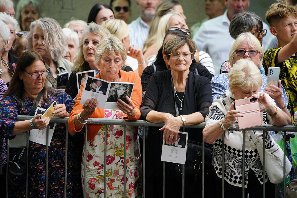 Zuschauer vor der Swansea Minster anlässlich der Beerdigung von Bonnie Tyler. | Quelle: Getty Images