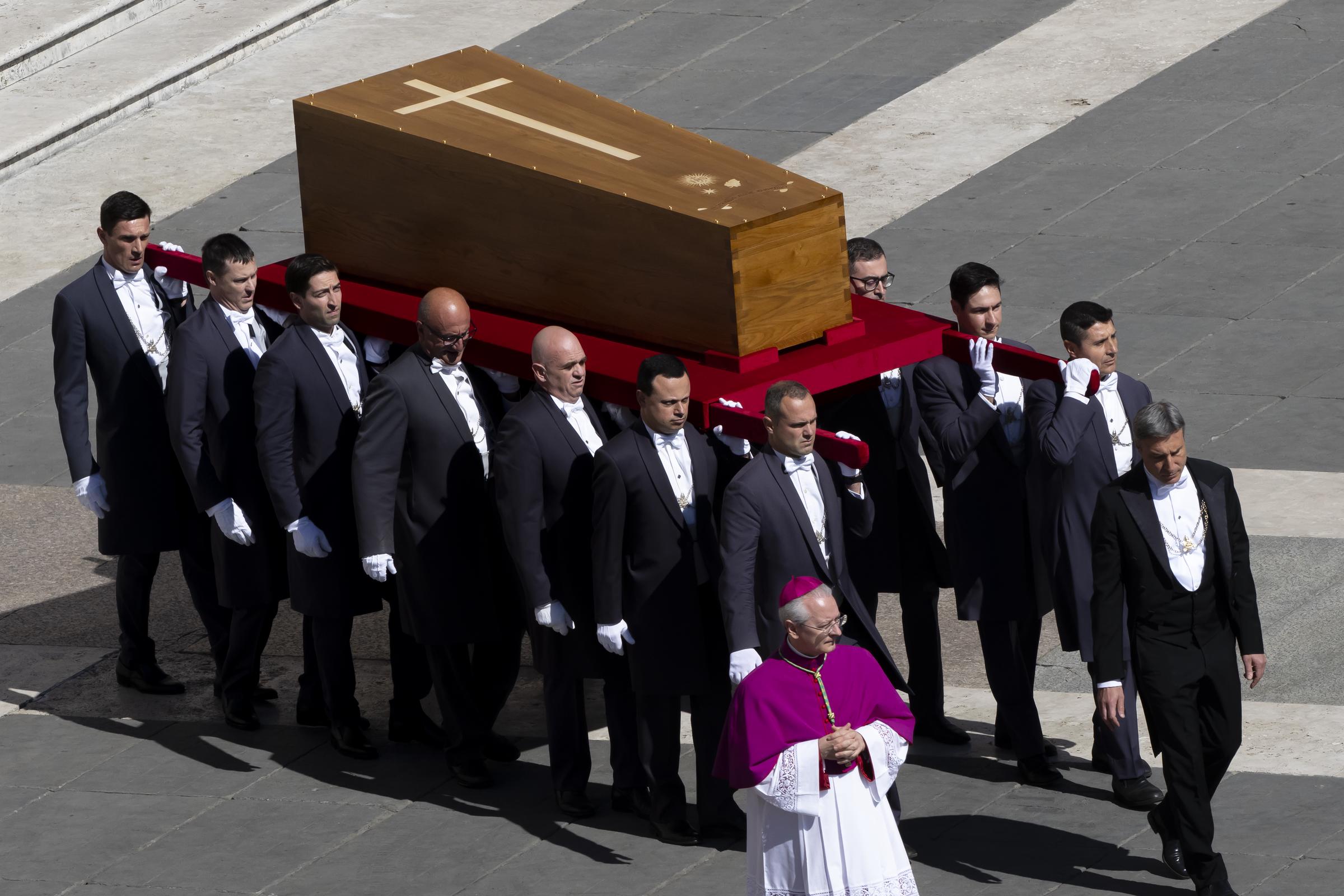 Der Sarg von Papst Franziskus wird zu seiner Beerdigung am 26. April 2025 auf den Petersplatz im Vatikan getragen | Quelle: Getty Images