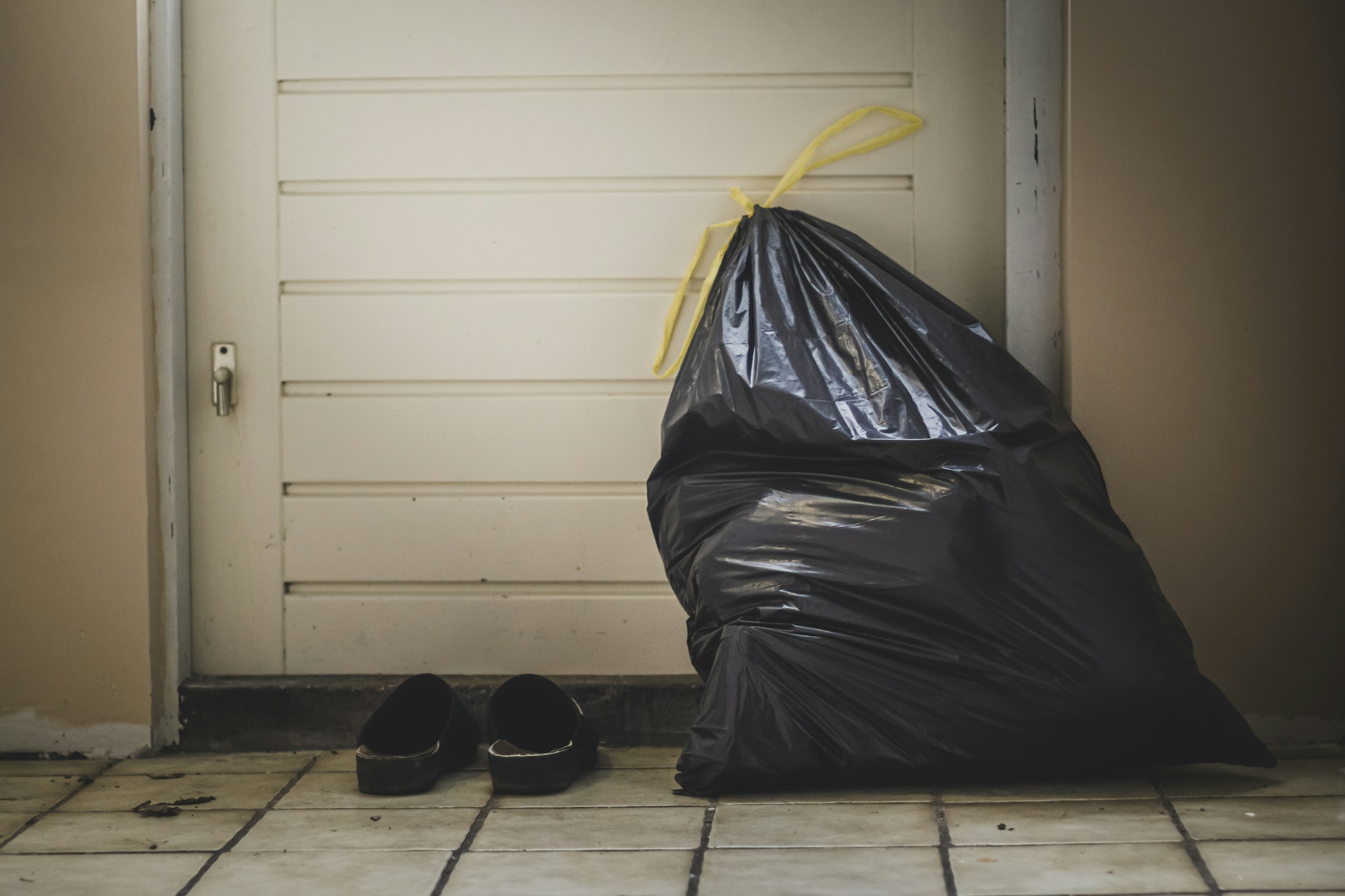 Ein Müllsack liegt vor der Tür | Quelle: Unsplash