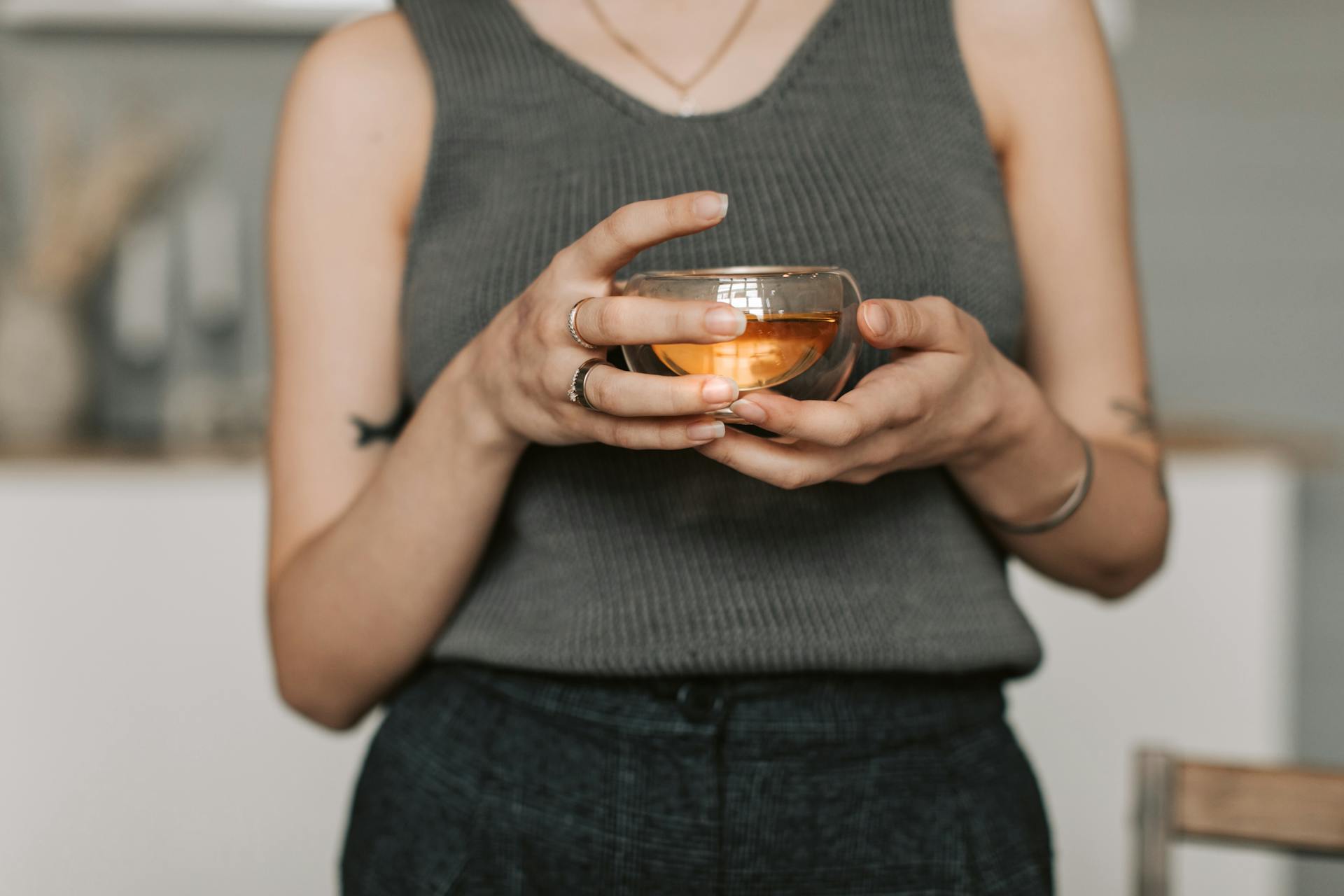 Nahaufnahme einer Frau, die eine Tasse Tee hält | Quelle: Pexels