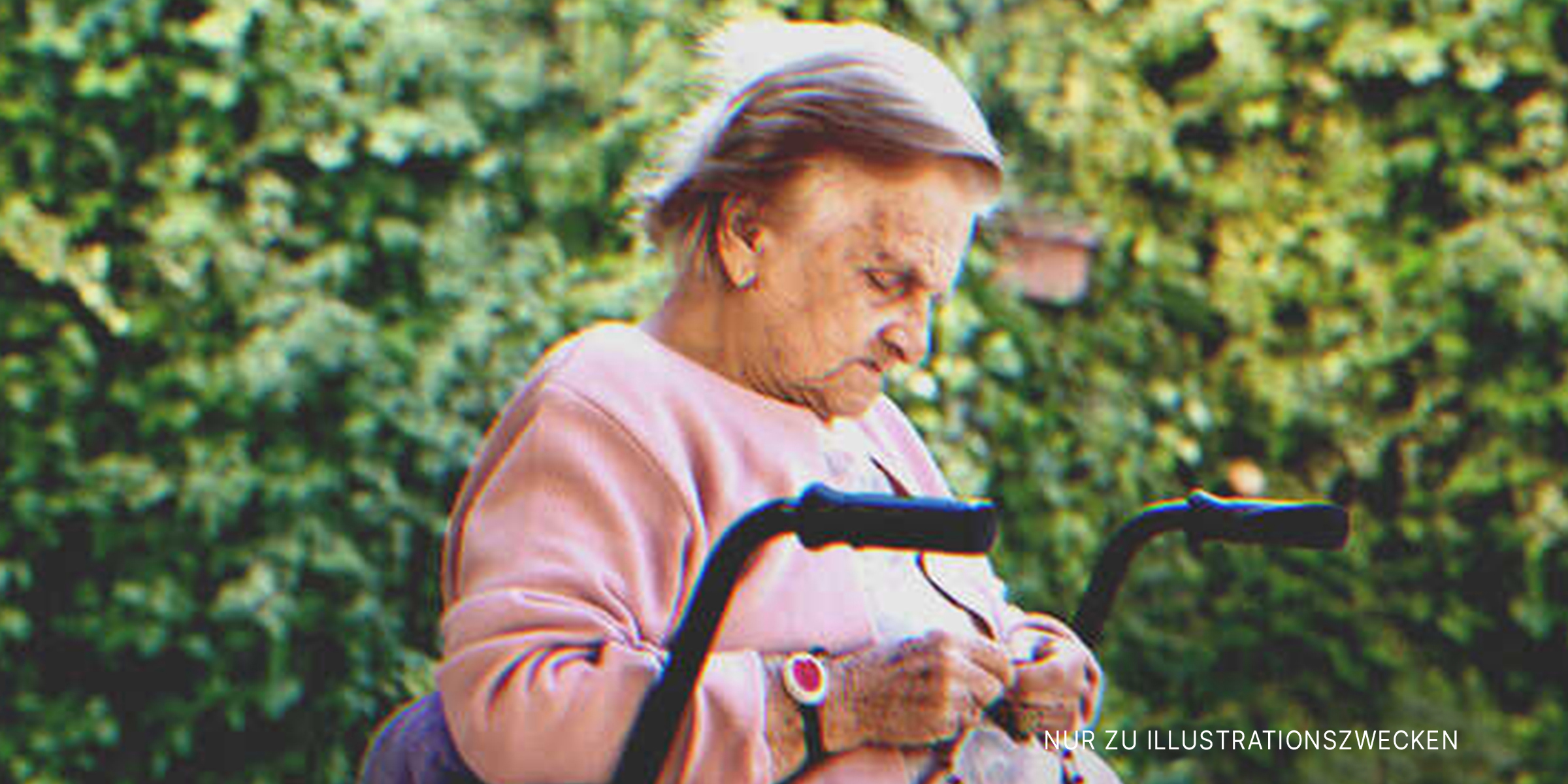 Eine alte Frau sitzt im Freien | Quelle: Getty Images