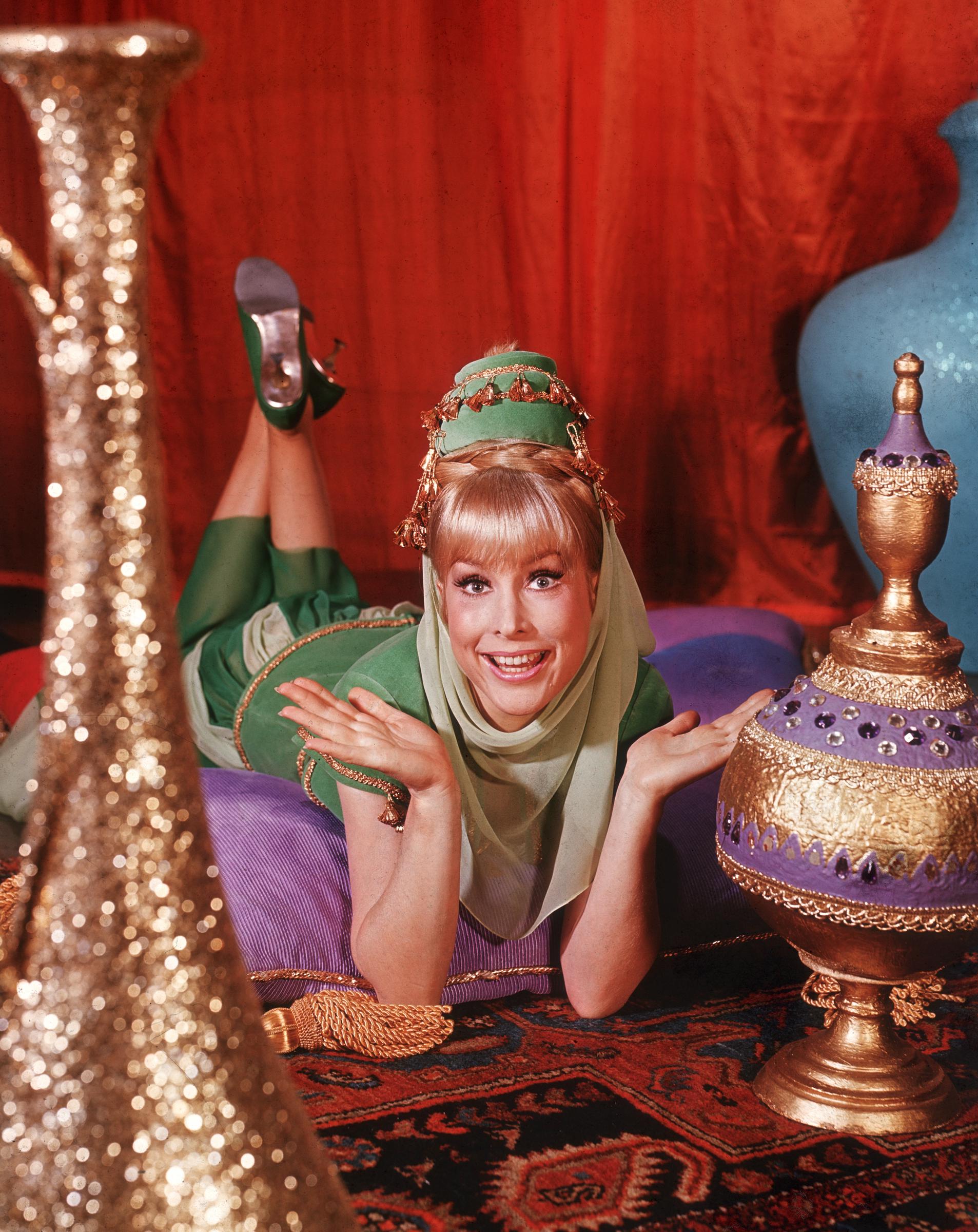 Barbara Eden trägt ein grünes Genie-Kostüm für die Fernsehserie "I Dream of Jeannie". | Quelle: Getty Images