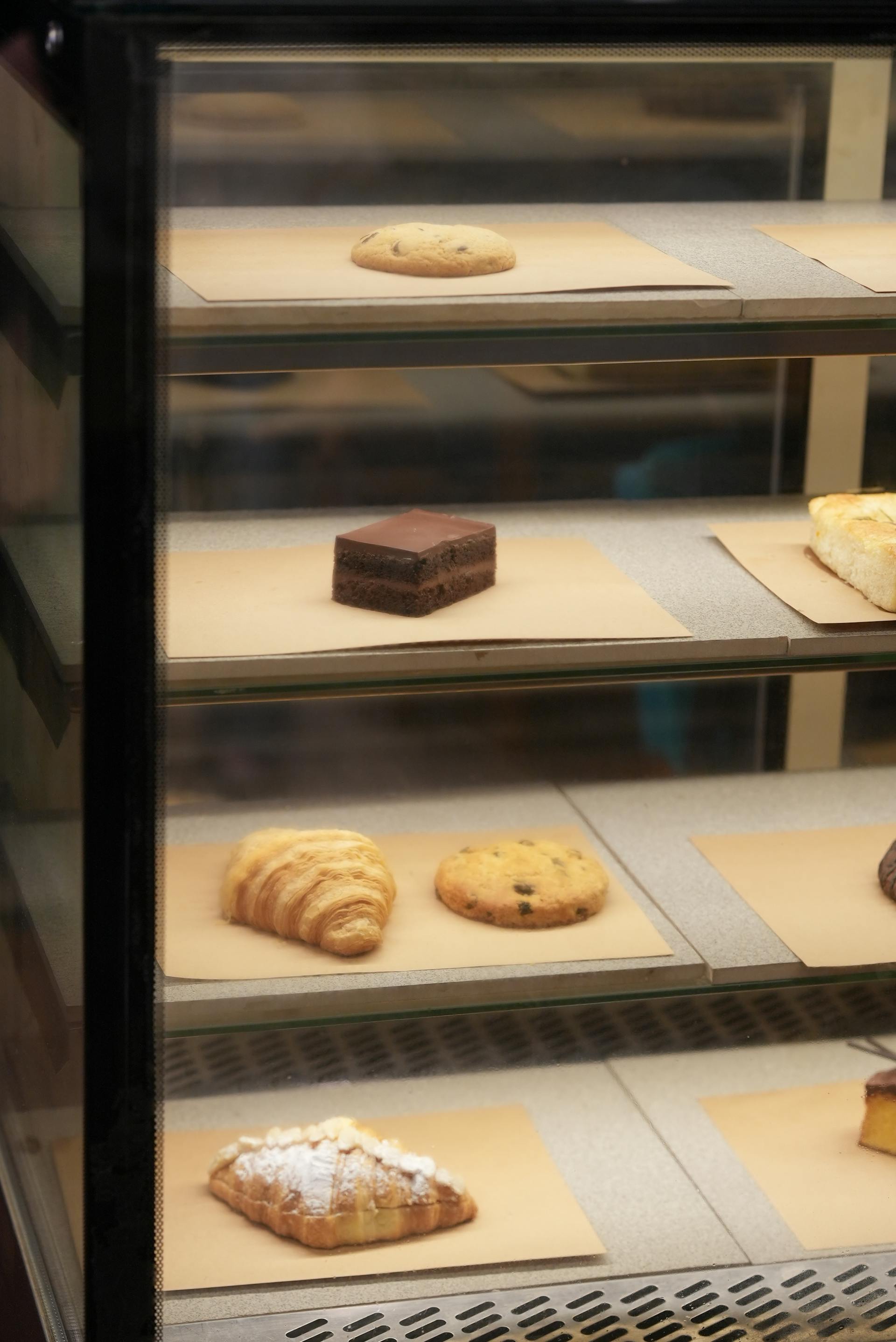 Eine fast leere Bäckereivitrine | Quelle: Pexels