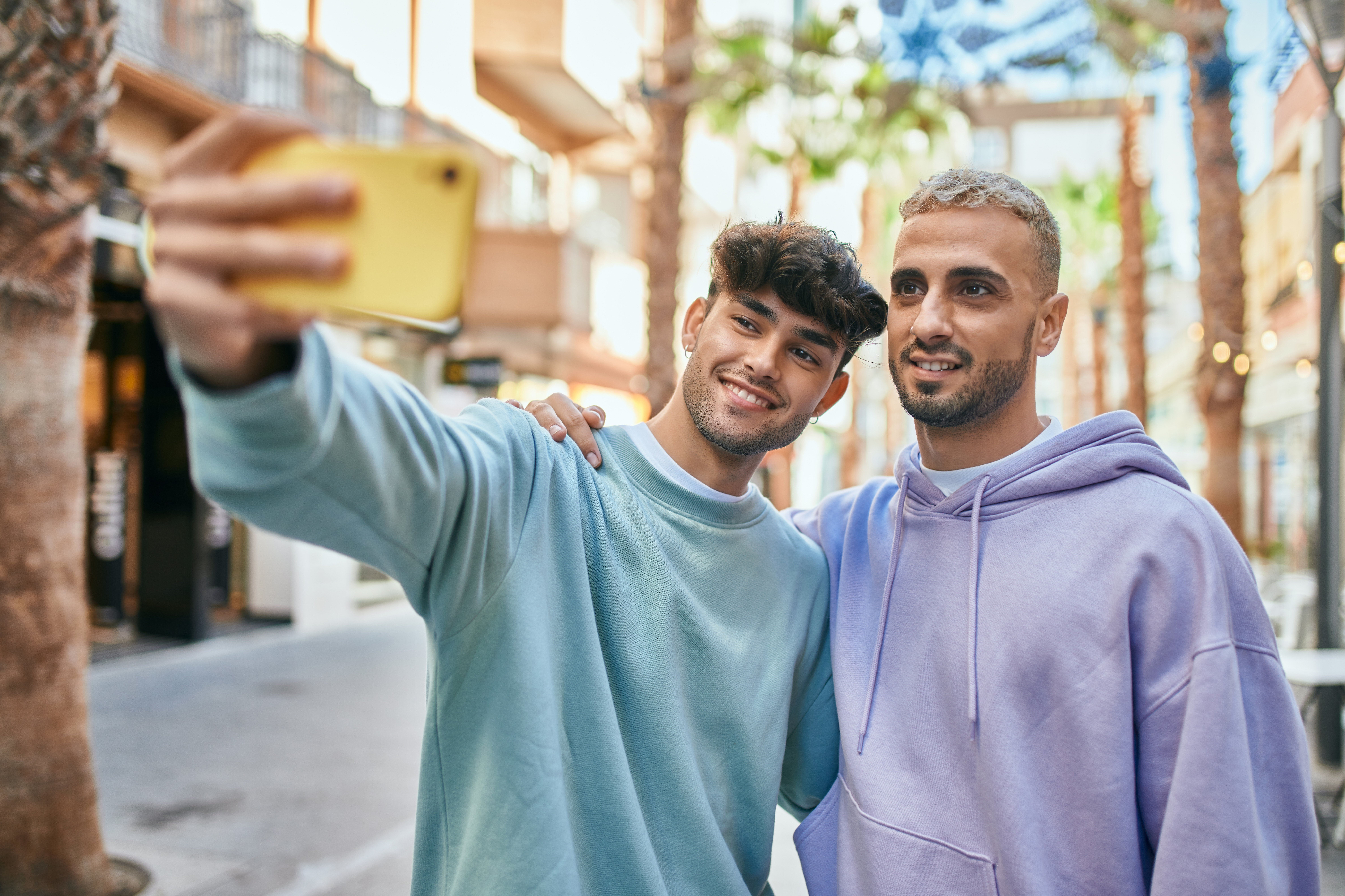 Zwei junge Männer machen ein gemeinsames Foto | Quelle: Shutterstock