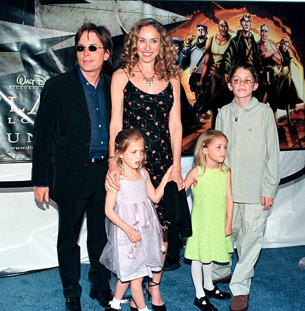 Das Ehepaar Michael J. Fox und Tracy Pollan nehmen mit ihren Kindern an der lokalen Premiere von Walt Disney Pictures "Atlantis: The Lost Empire" am 6. Juni 2001 Teil. | Quelle: Getty Images