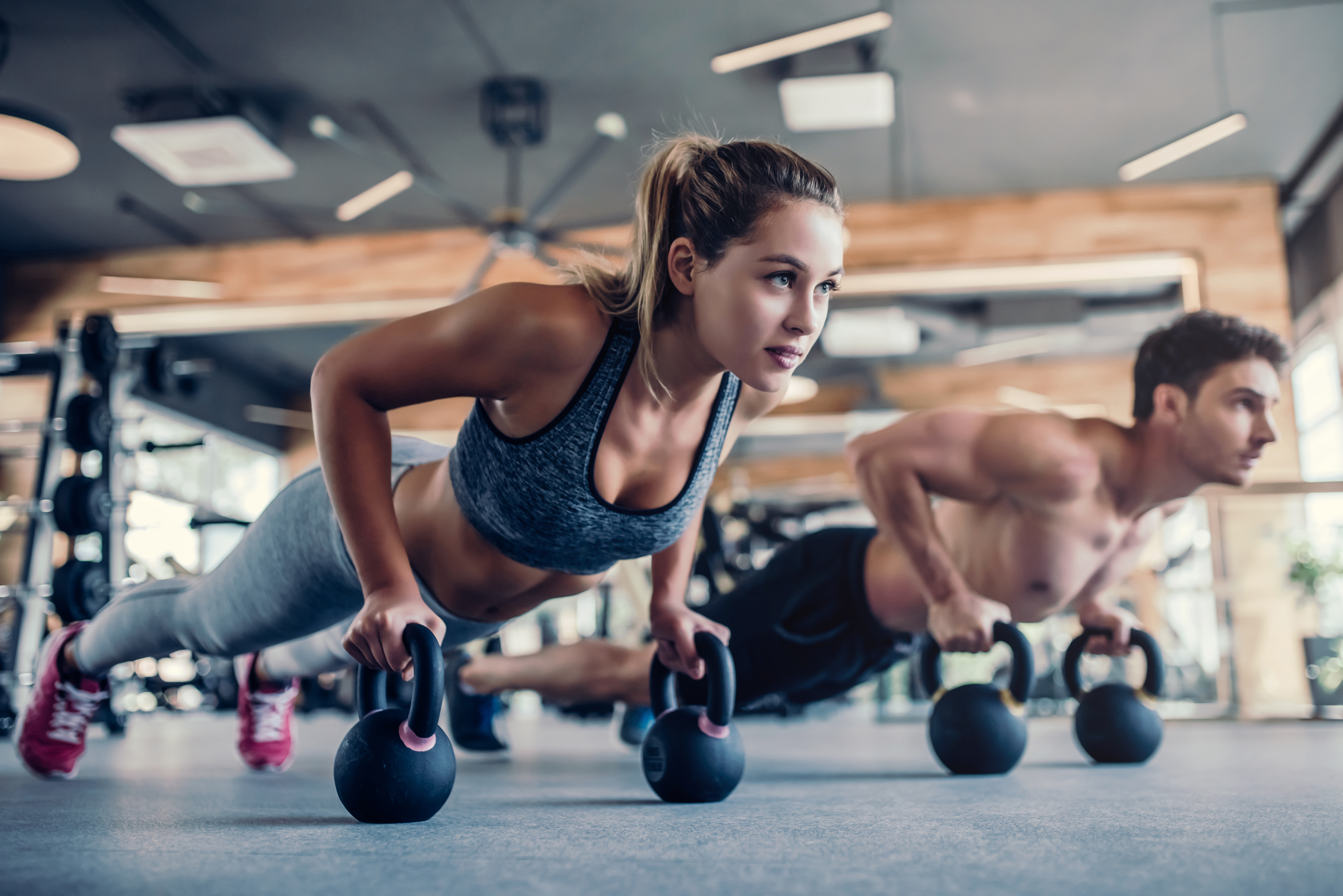 Ein Mann und eine Frau trainieren in einem Fitnessstudio | Quelle: Shutterstock