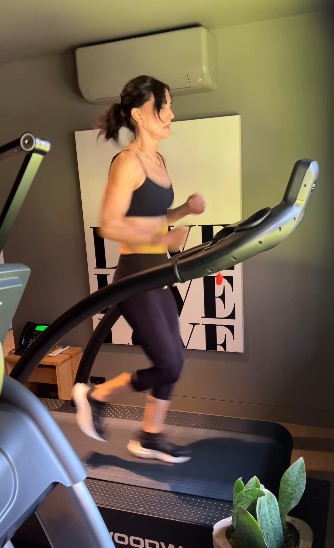 Courteney Cox trainiert im Fitnessstudio | Quelle: Instagram/courteneycoxofficial/