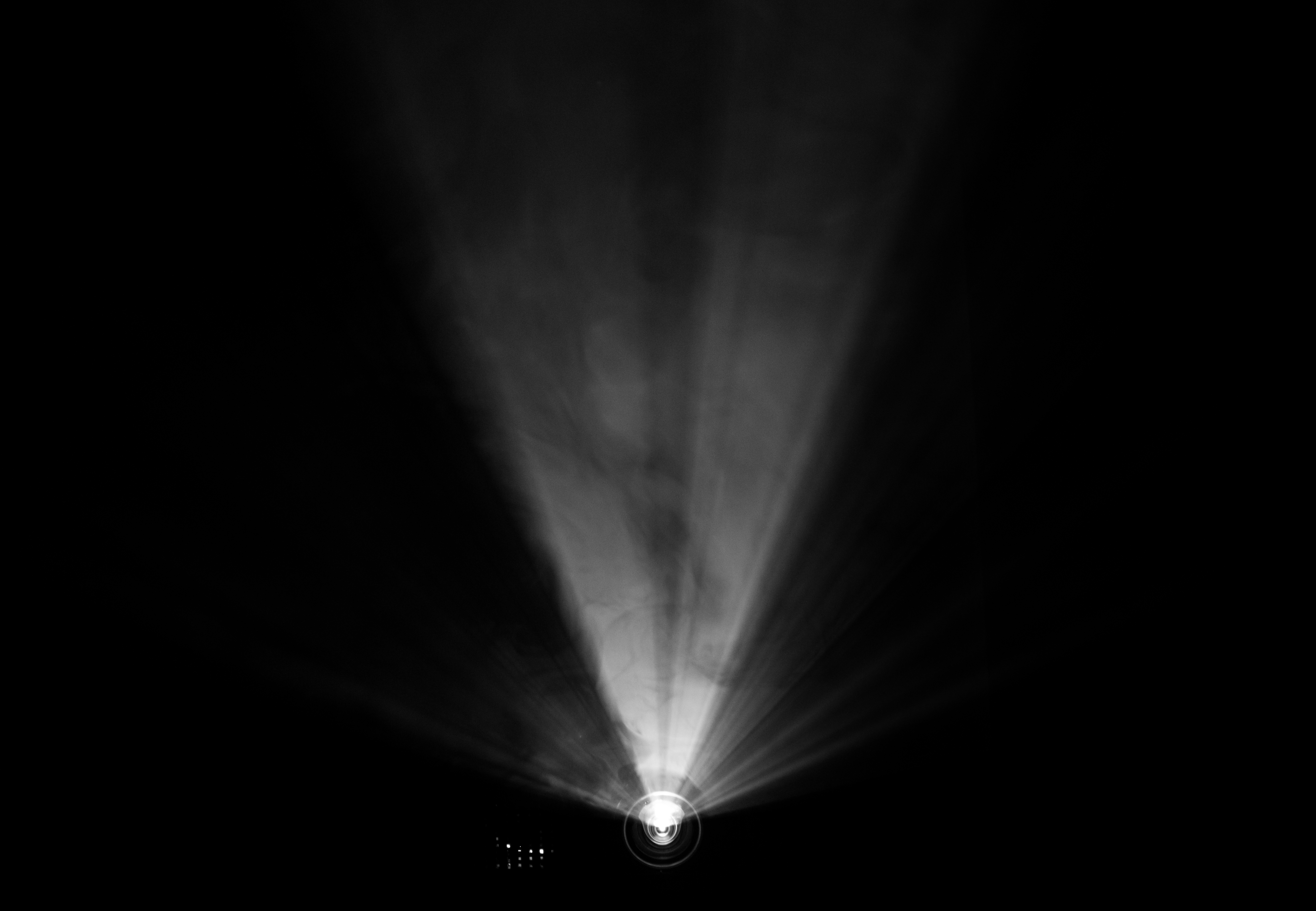 Der Lichtstrahl eines Projektors | Quelle: Getty Images