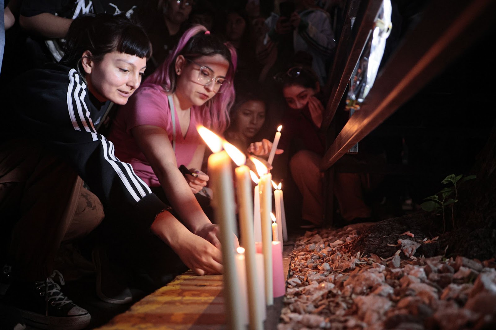 One Direction-Fans versammelten sich vor dem CasaSur Palermo Hotel, um nach dem Tod von Liam Payne am 16. Oktober 2024 in Buenos Aires, Argentinien, die Lieder der Band zu singen und Kerzen zu hinterlassen. | Quelle: Getty Images