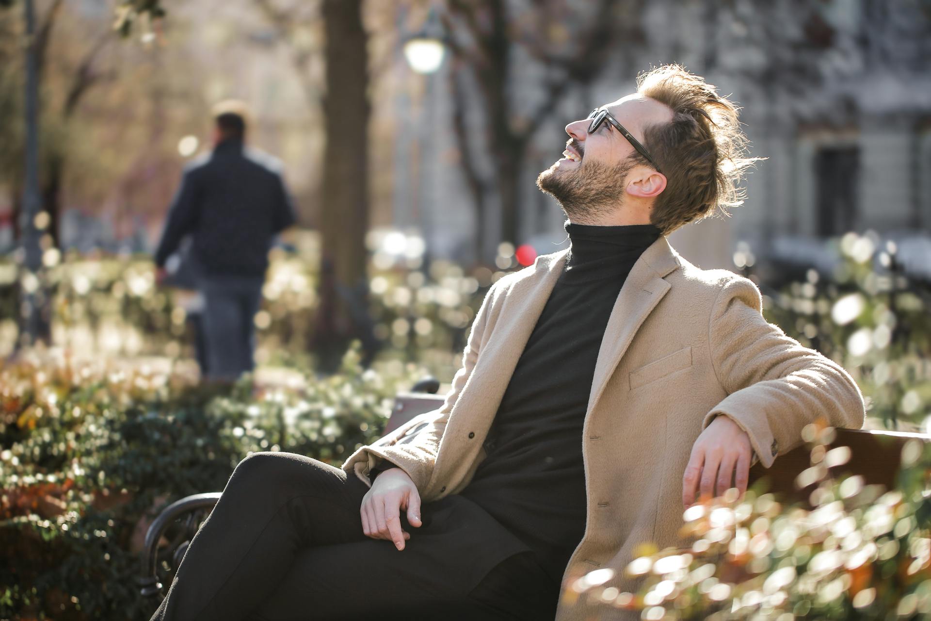 Ein Mann sitzt auf einer Bank im Freien | Quelle: Pexels