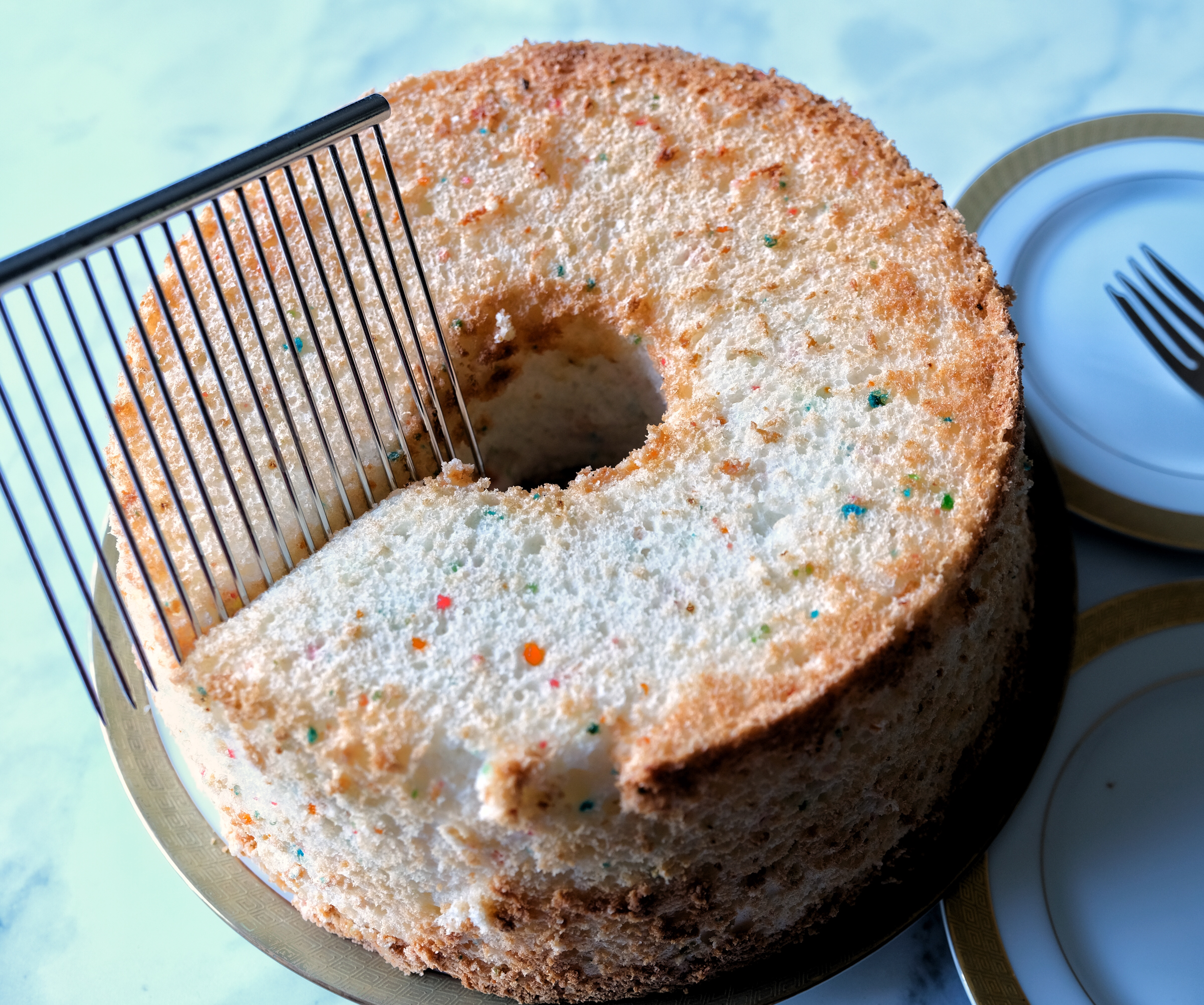 Ein Kuchenschneider, der Engelskuchen schneidet. | Quelle: Shuttertsock