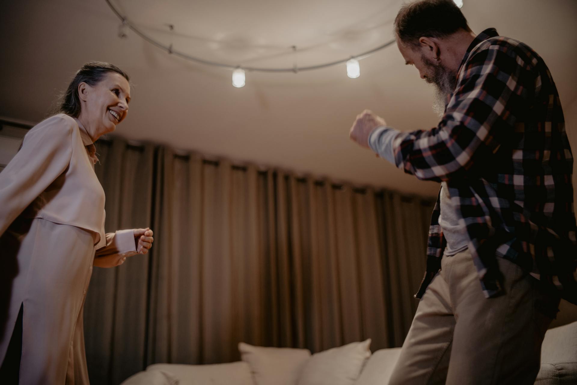 Ein Mann und eine Frau tanzen | Quelle: Pexels