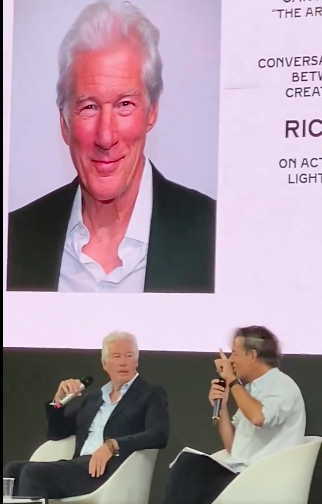 Richard Gere und ein unbekannter Sprecher diskutieren über sein Filmdebüt von 1978 in "Days of Heaven", gepostet am 1. September 2024 | Quelle: X/@chrissgardner