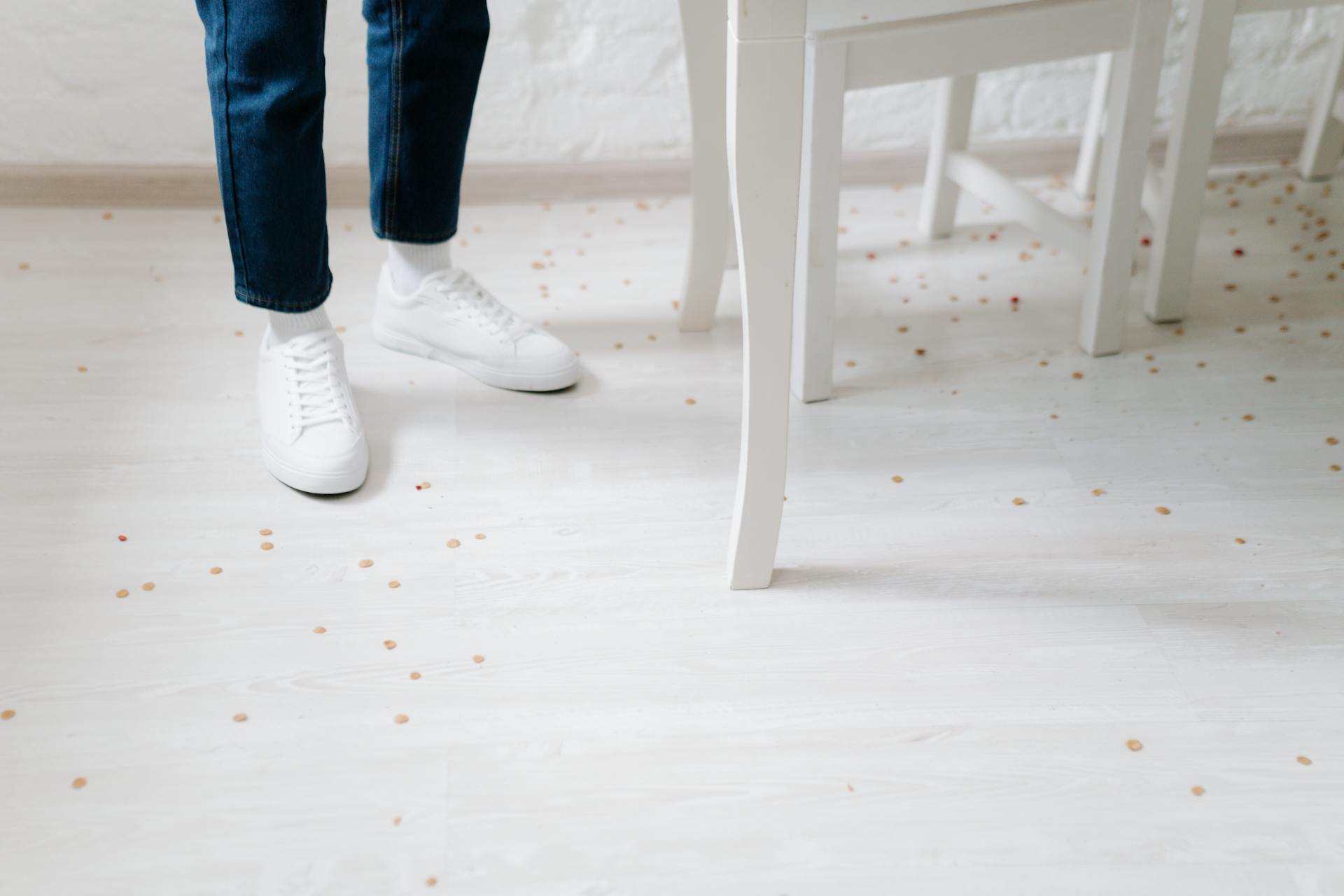 Verschüttetes Müsli auf einem gefliesten Boden | Quelle: Pexels